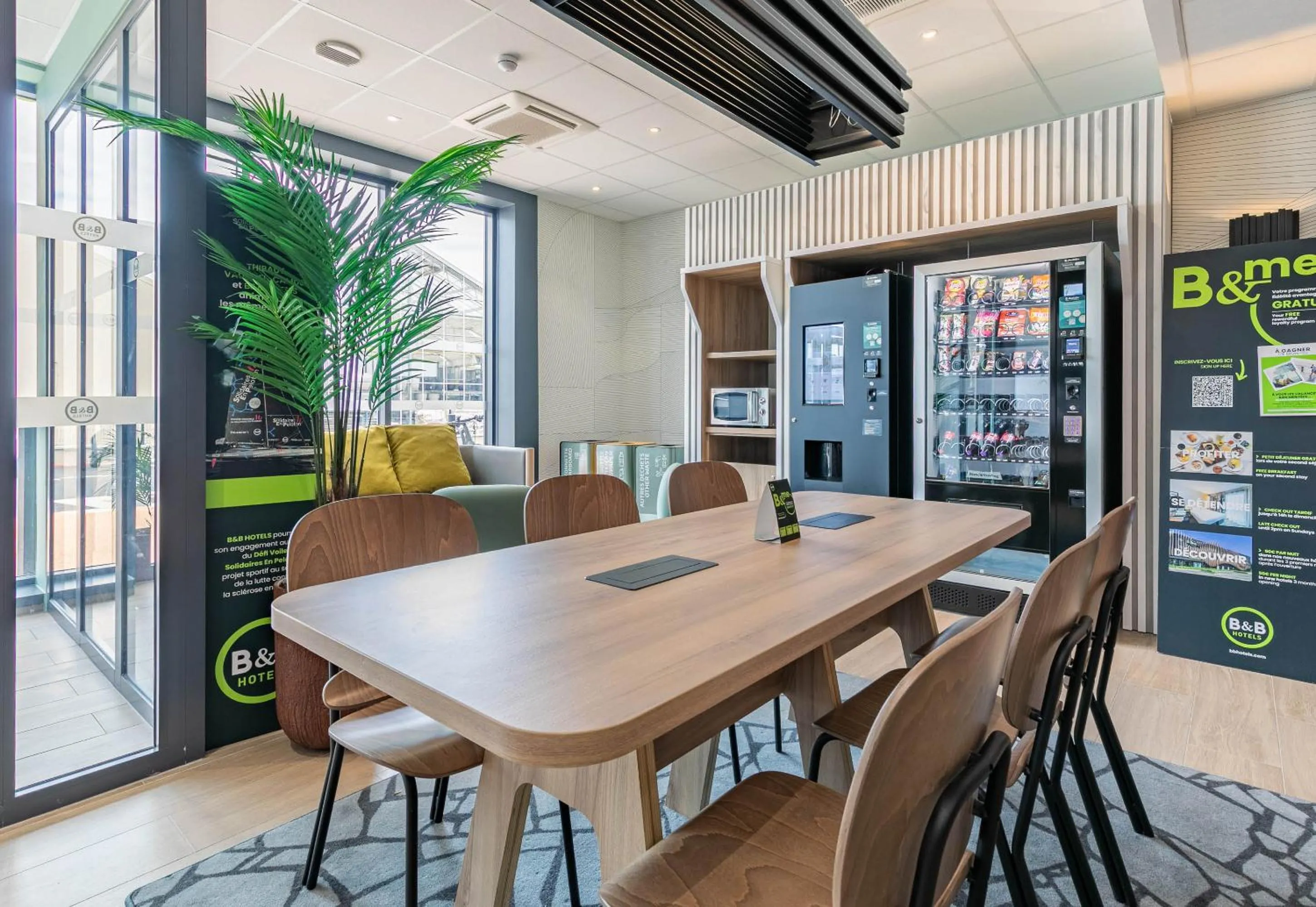 Dining area in B&B HOTEL Mulhouse Bâle Aéroport