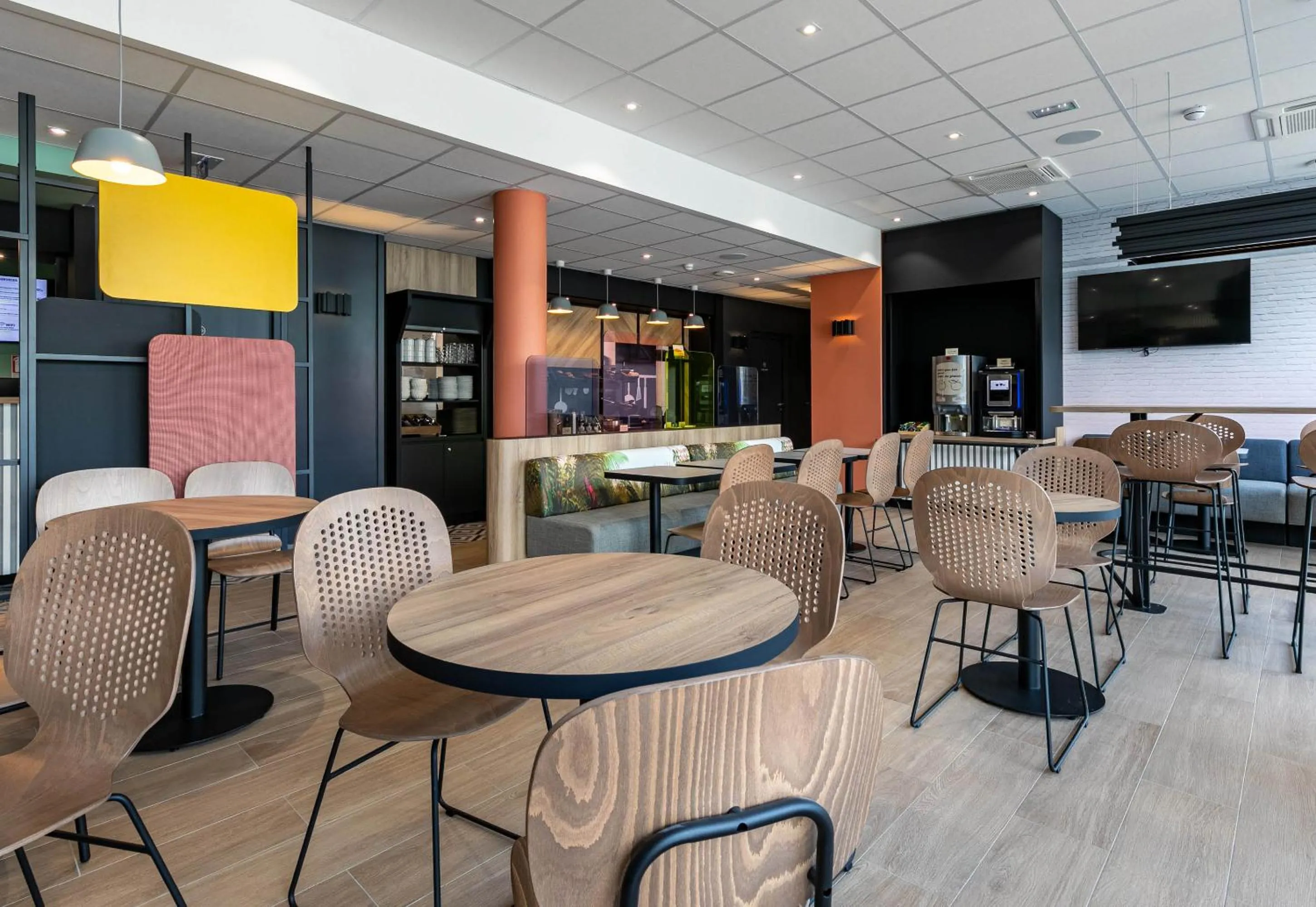Restaurant/places to eat in B&B HOTEL Mulhouse Bâle Aéroport