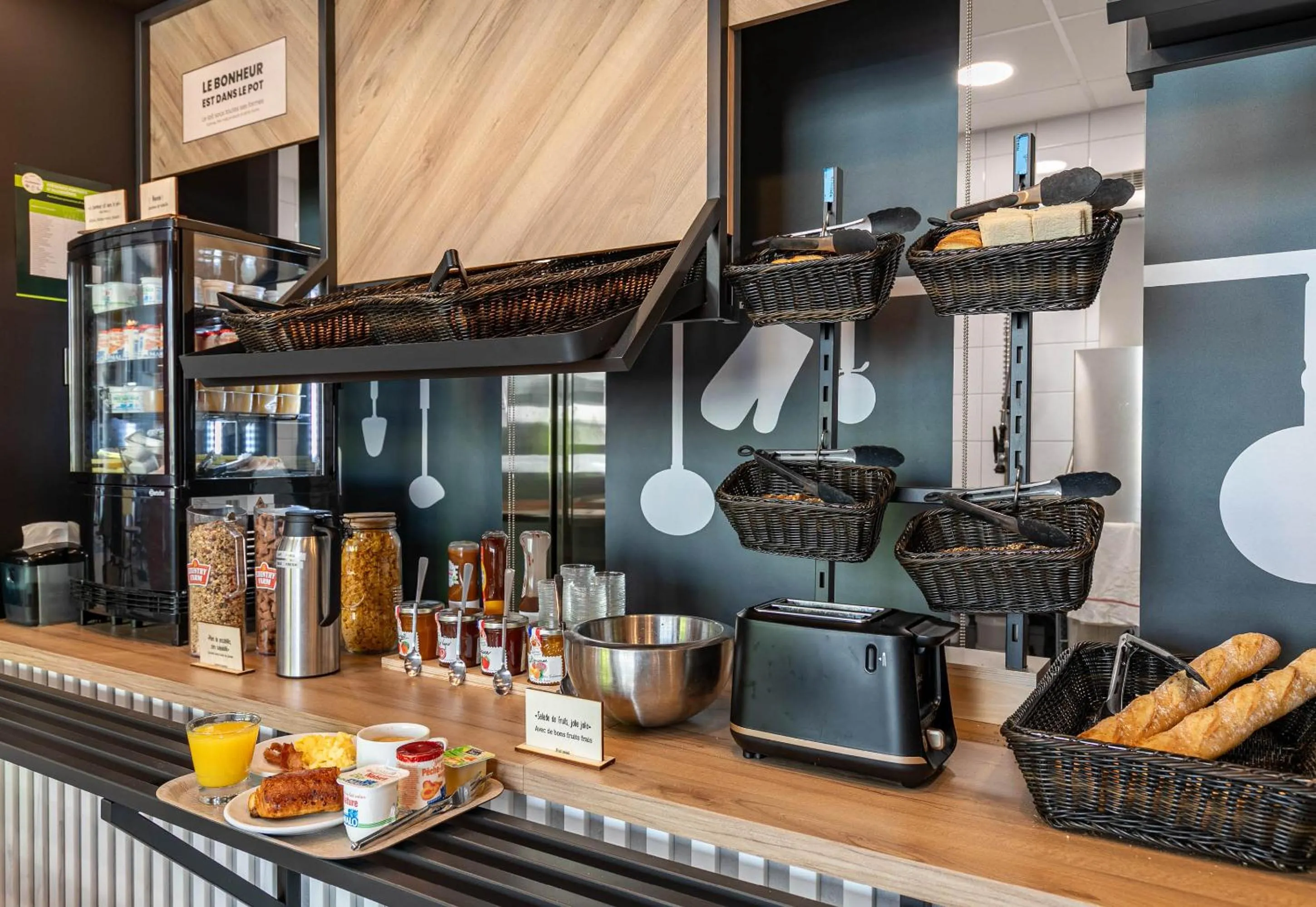 Buffet breakfast in B&B HOTEL Mulhouse Bâle Aéroport