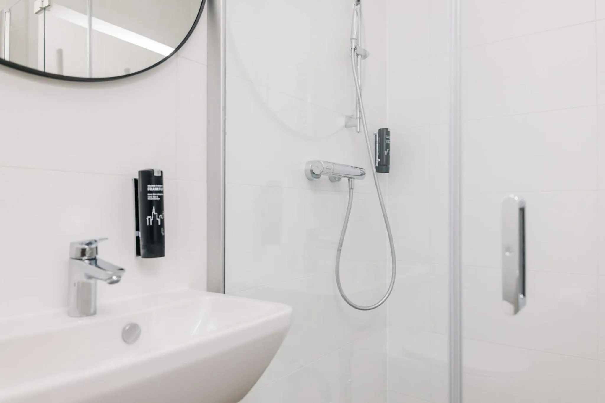 Shower in Homaris Apartments Frankfurt