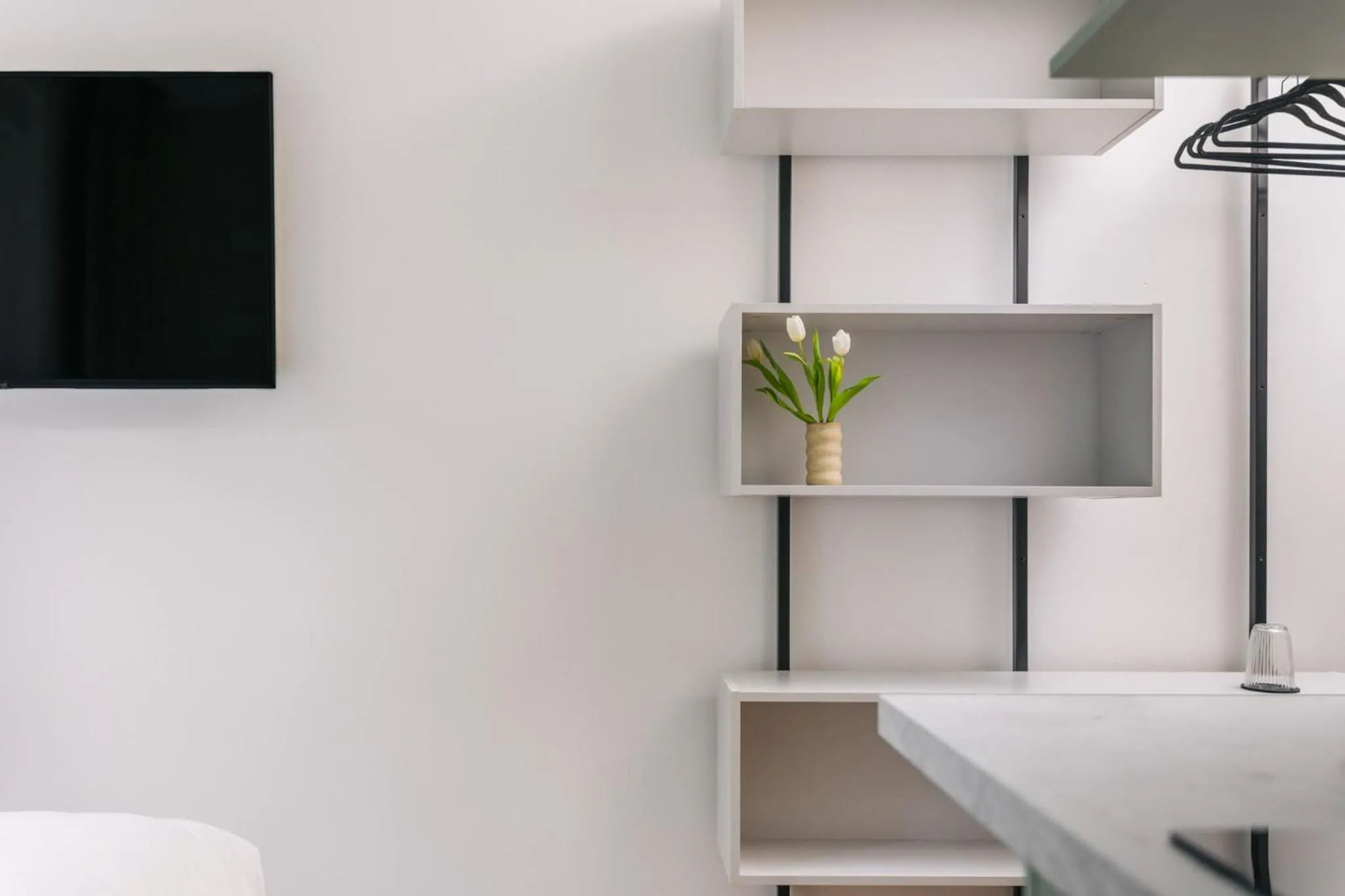 TV and multimedia, Bed in Homaris Apartments Frankfurt