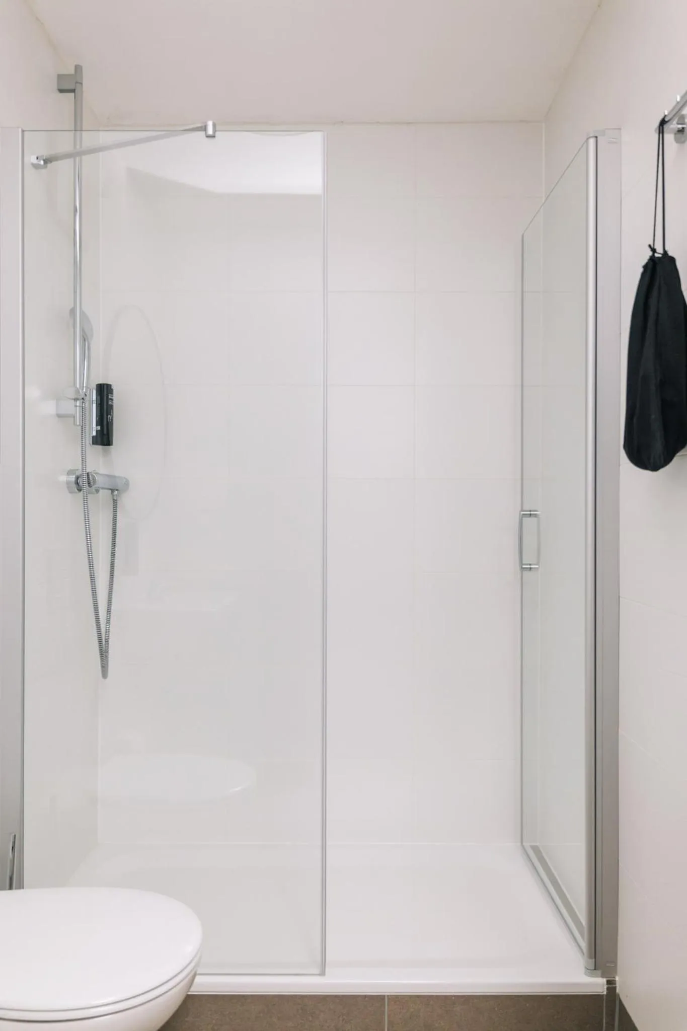 Shower in Homaris Apartments Frankfurt