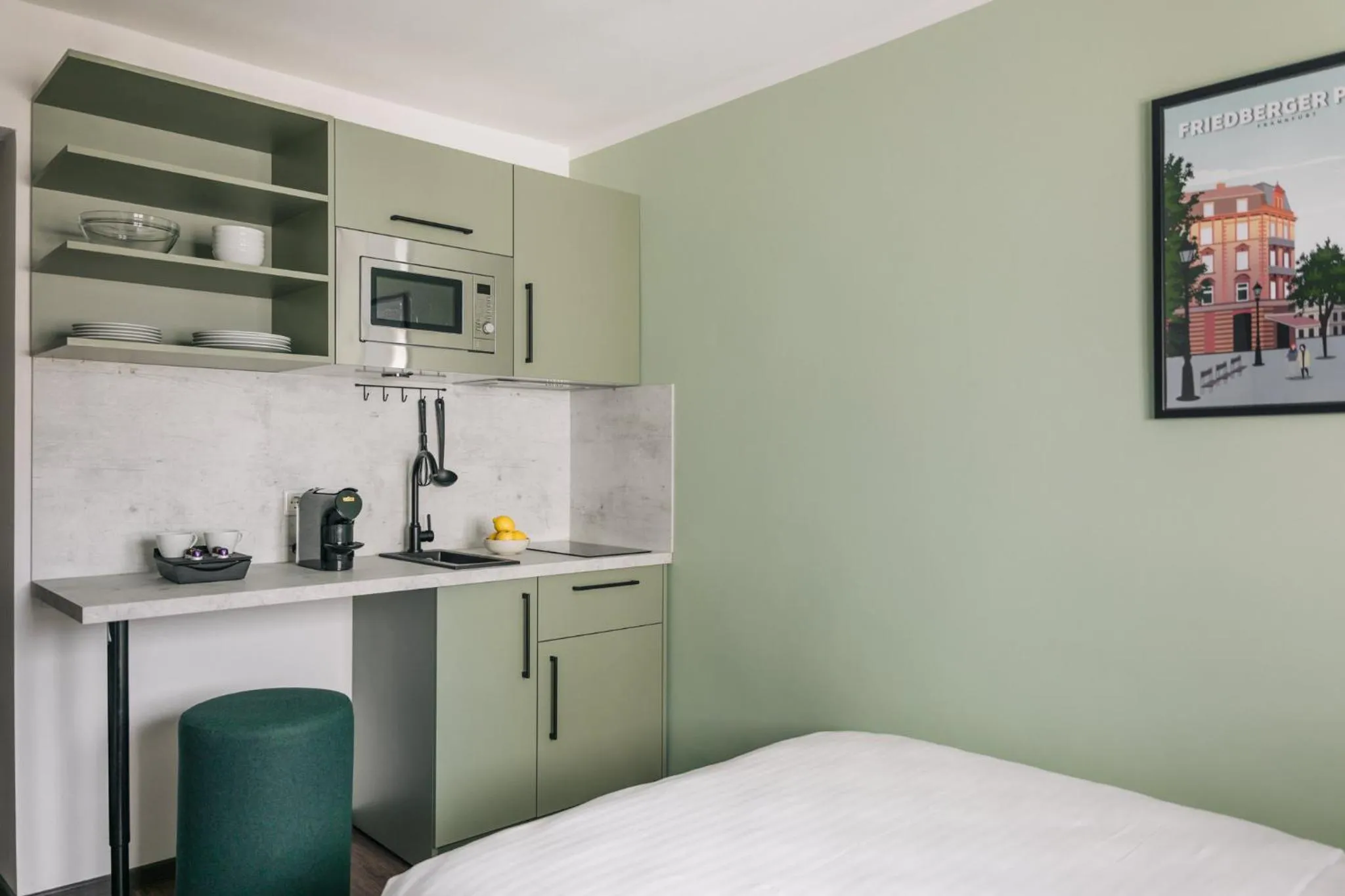 Kitchen or kitchenette, Bed in Homaris Apartments Frankfurt