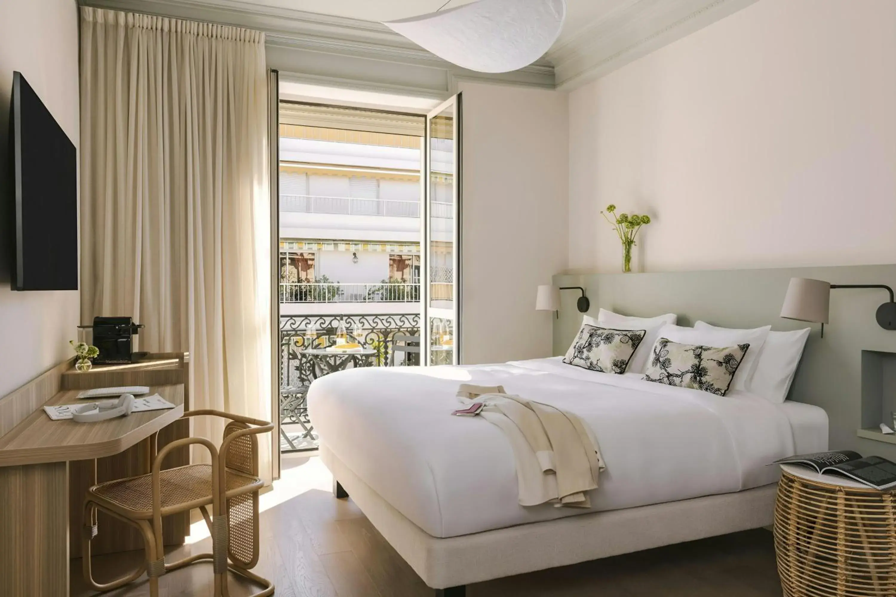 Queen Room with Balcony in Yelo Mozart Hotel Les Musiciens, Sonder by Marriott Bonvoy Queen Room with Balcony in Yelo Mozart Hotel Les Musiciens, Sonder by Marriott Bonvoy