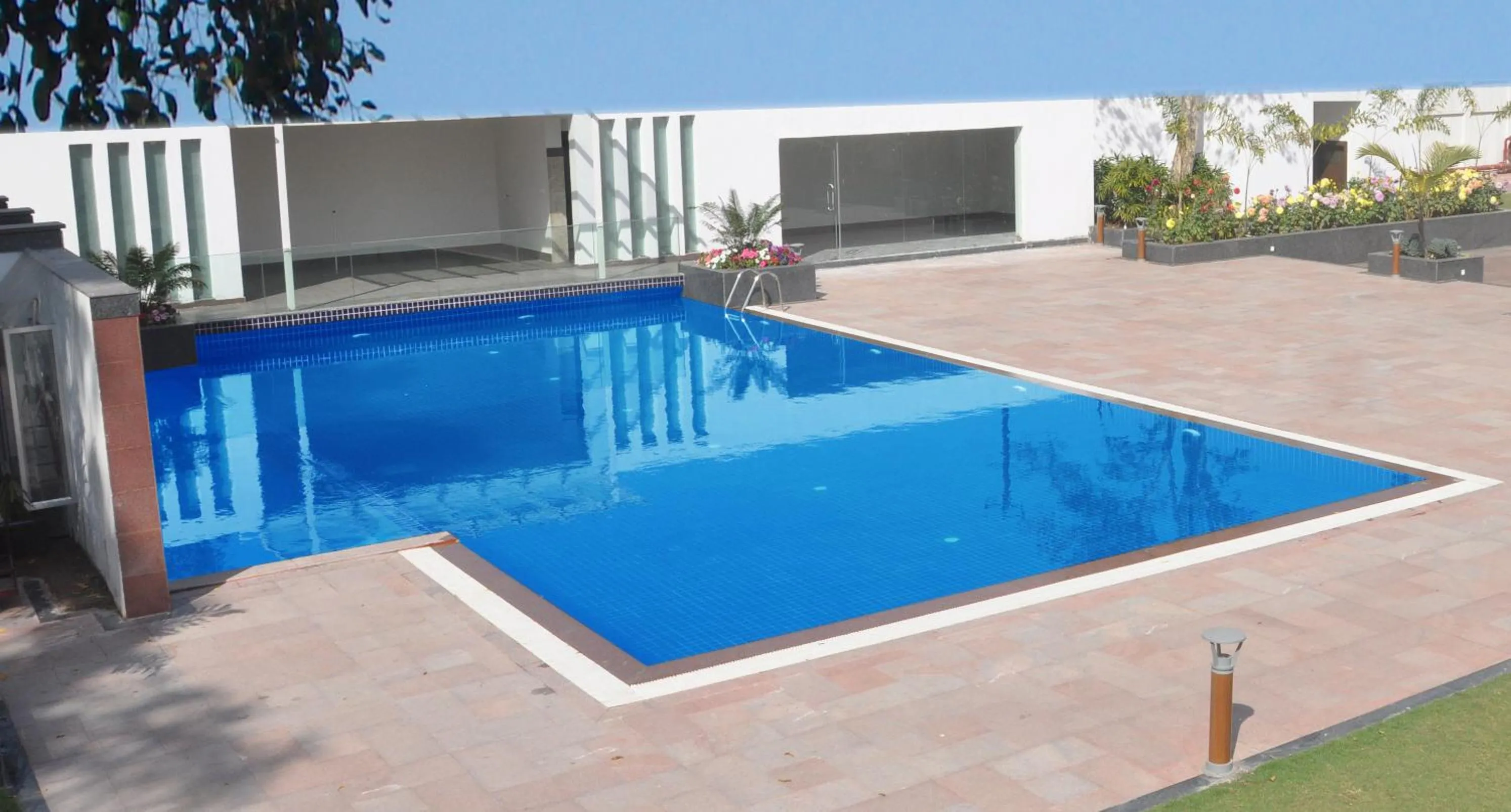 Swimming pool in Chanakya Bnr Hotel