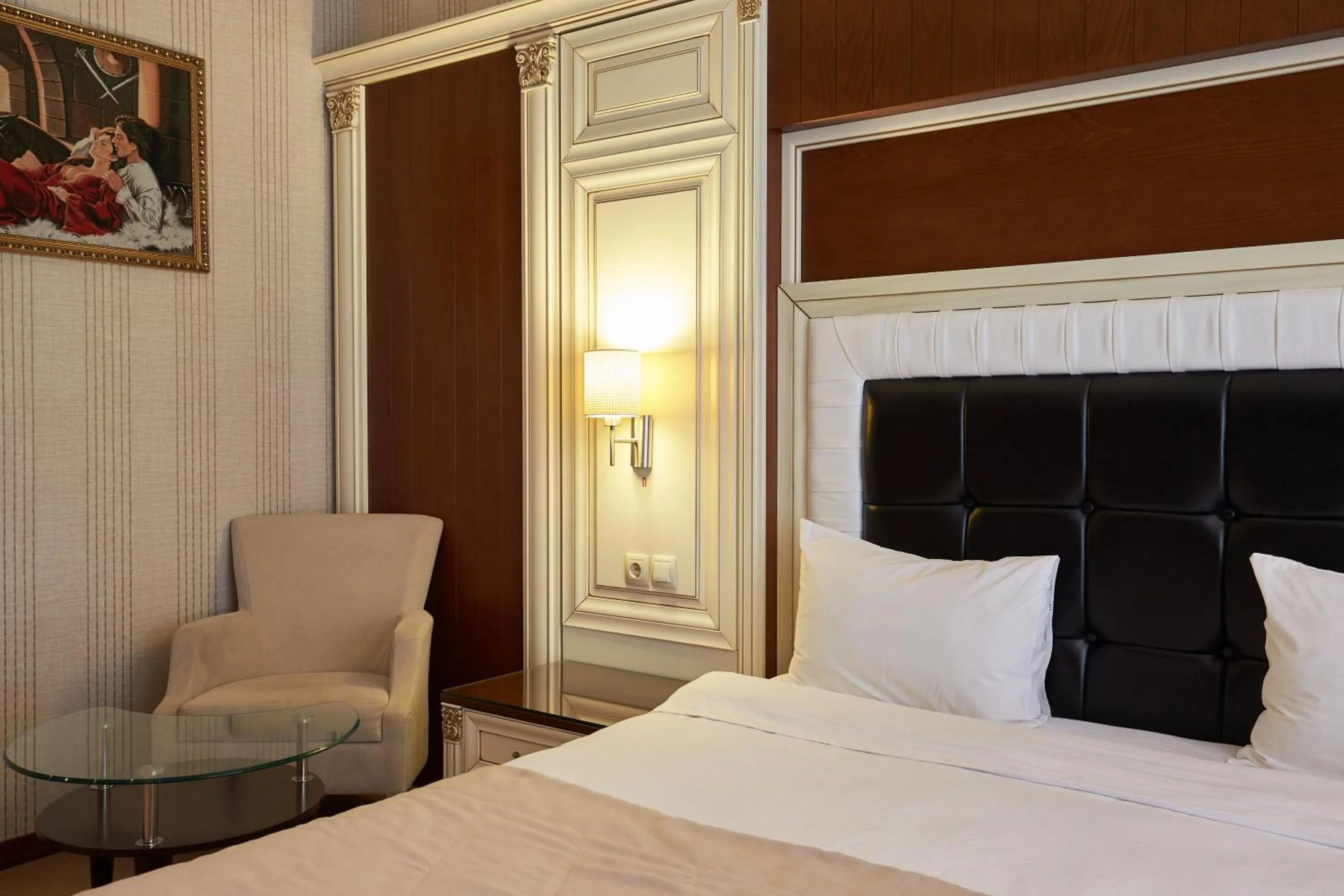 Bed in Boulevard Side Hotel