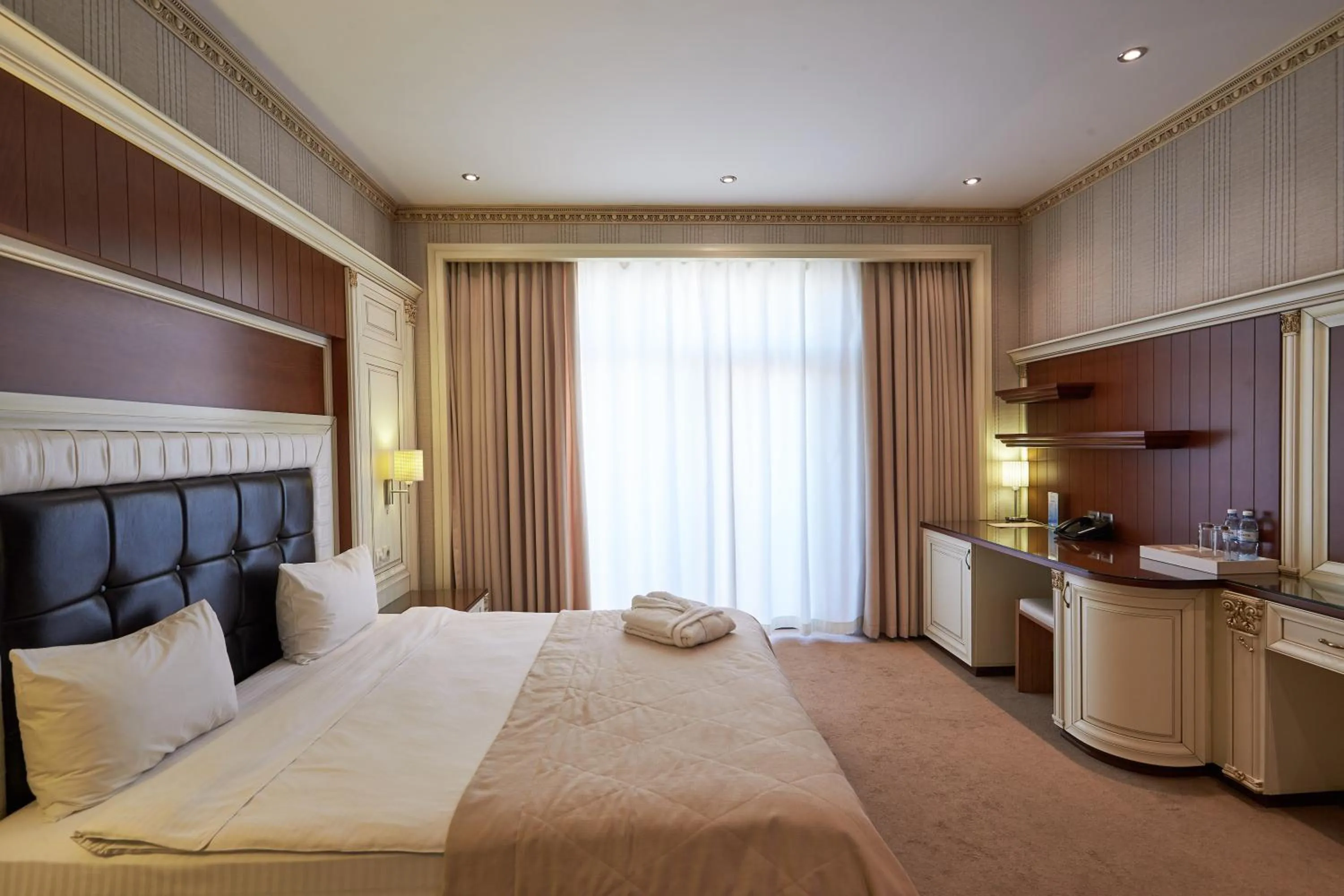 Bed in Boulevard Side Hotel