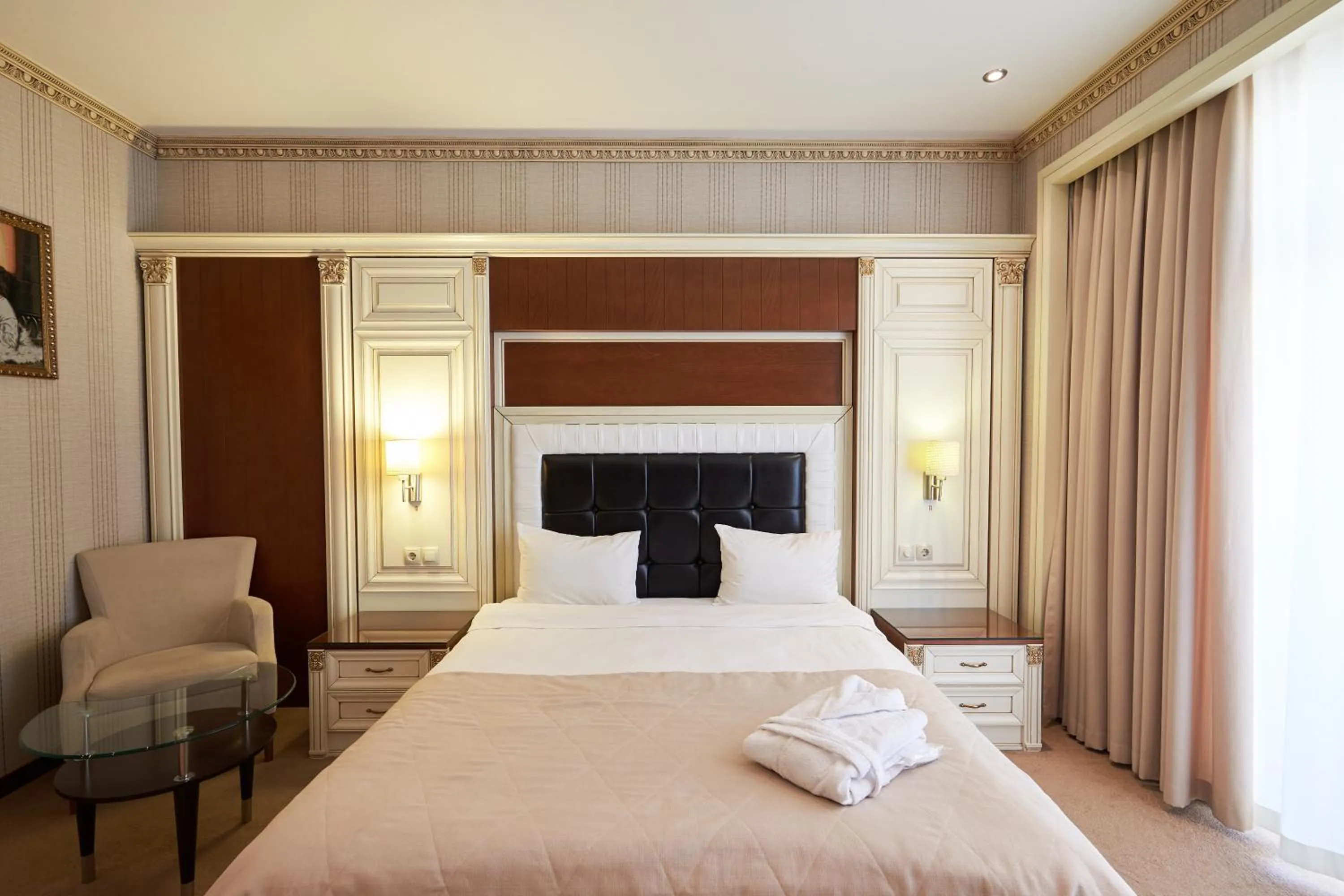 Bed in Boulevard Side Hotel