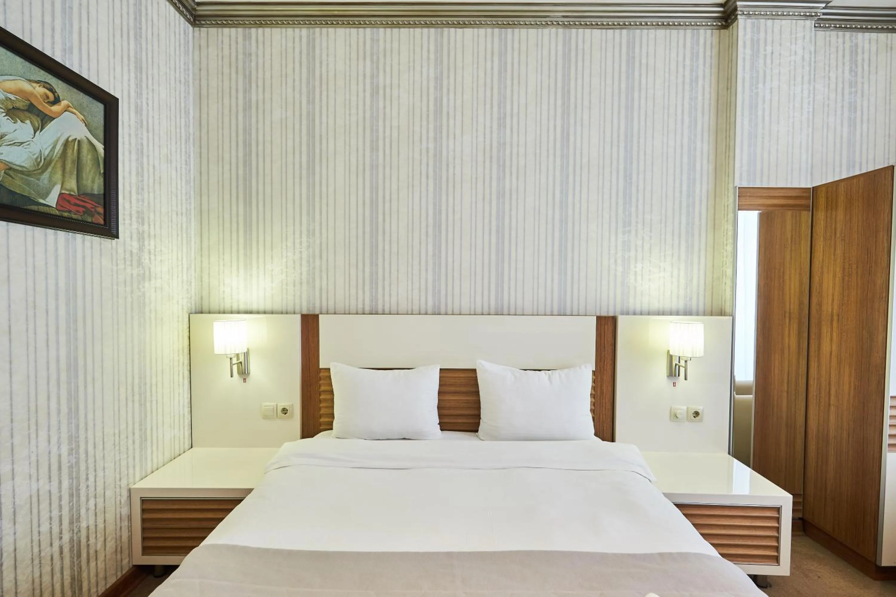 Bed in Boulevard Side Hotel