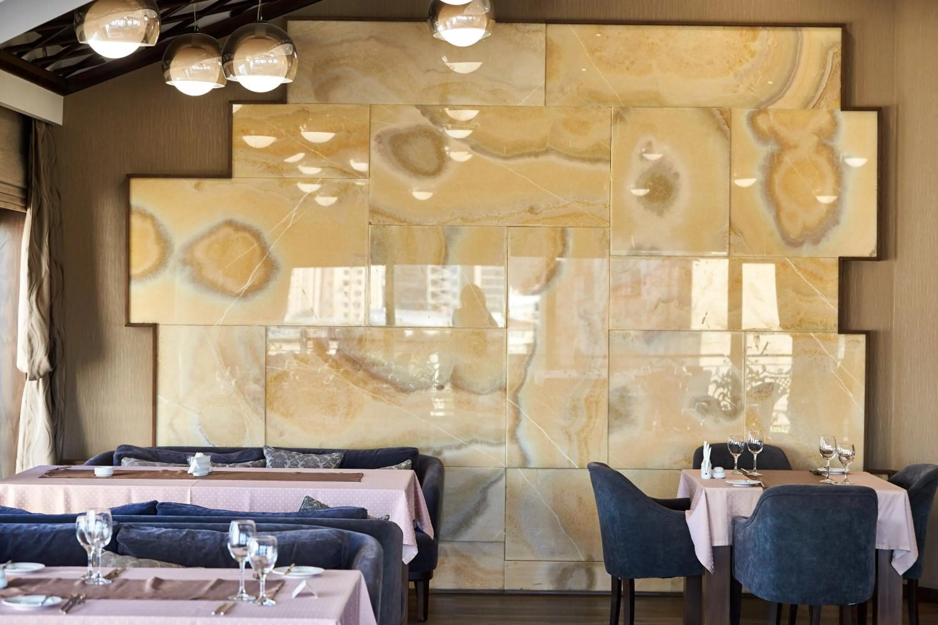 Restaurant/places to eat in Boulevard Side Hotel