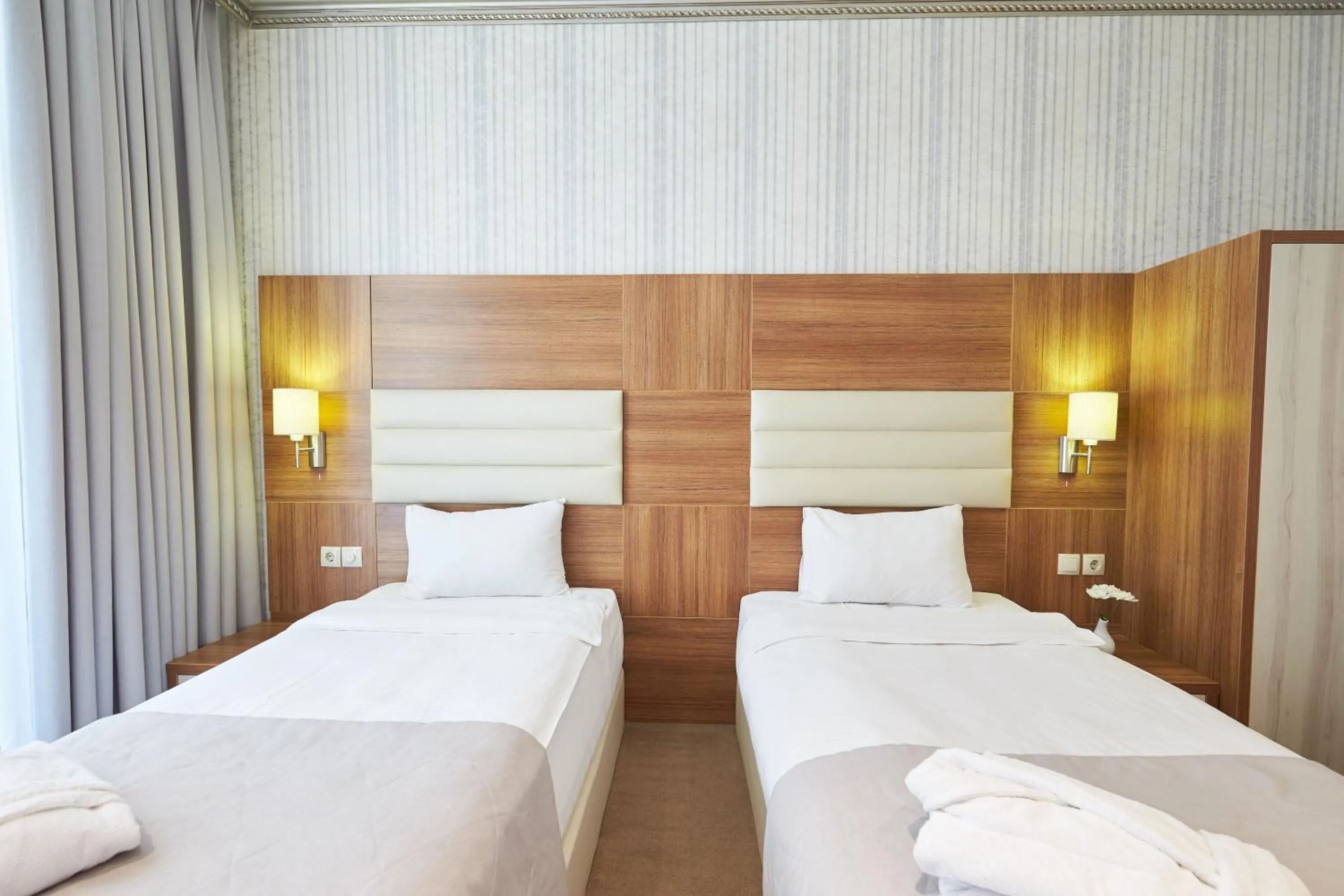 Photo of the whole room, Bed in Boulevard Side Hotel