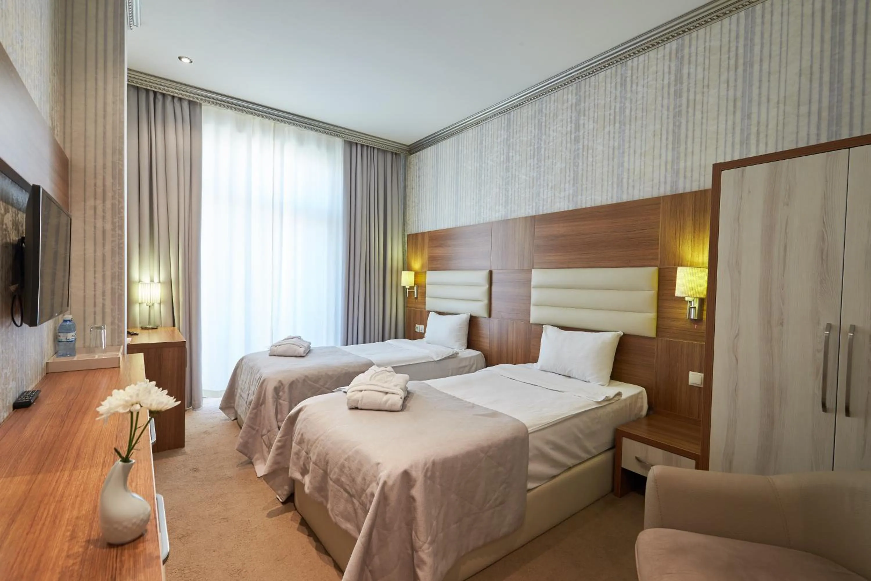 Bed in Boulevard Side Hotel