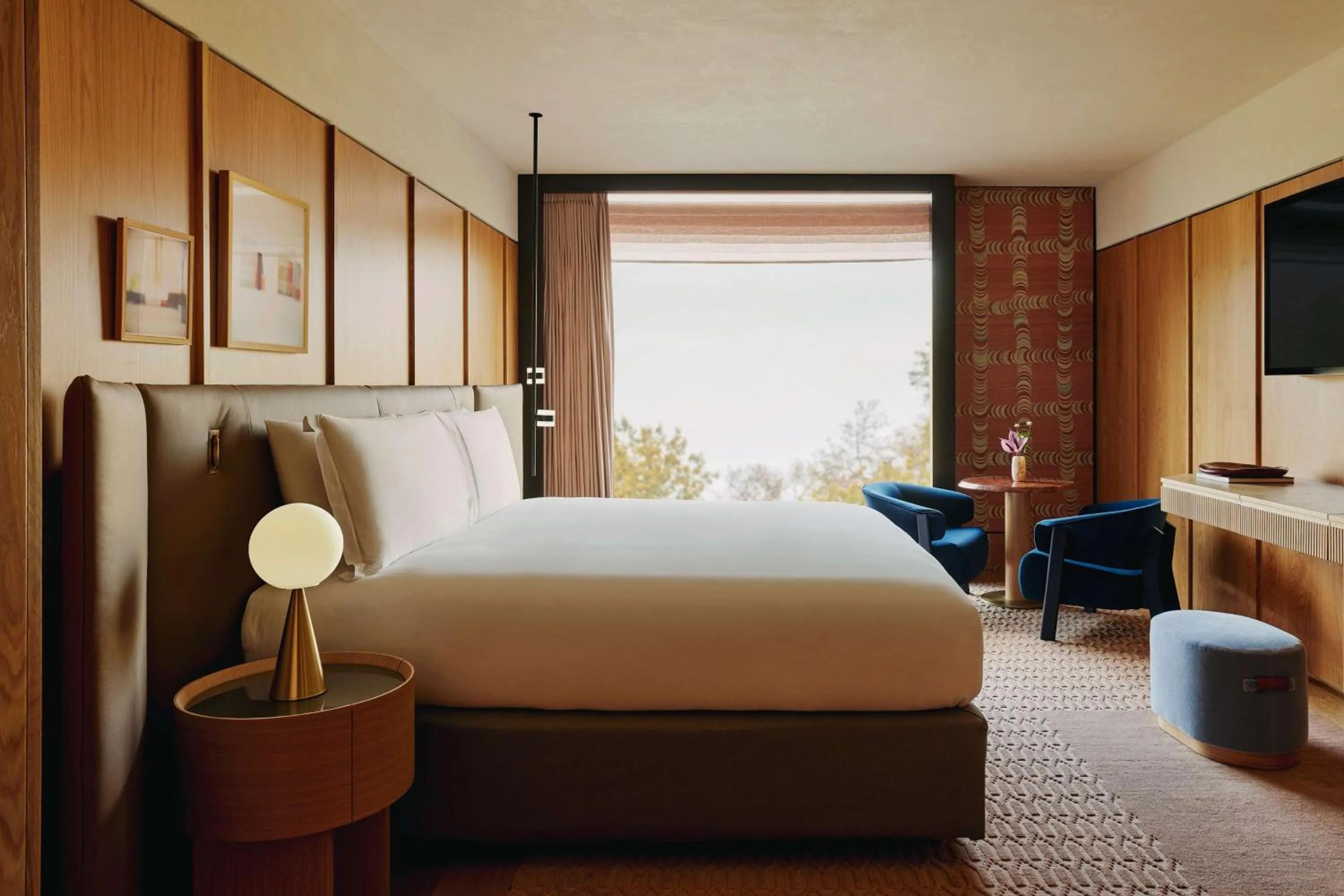 Photo of the whole room, Bed in The Emory, Maybourne