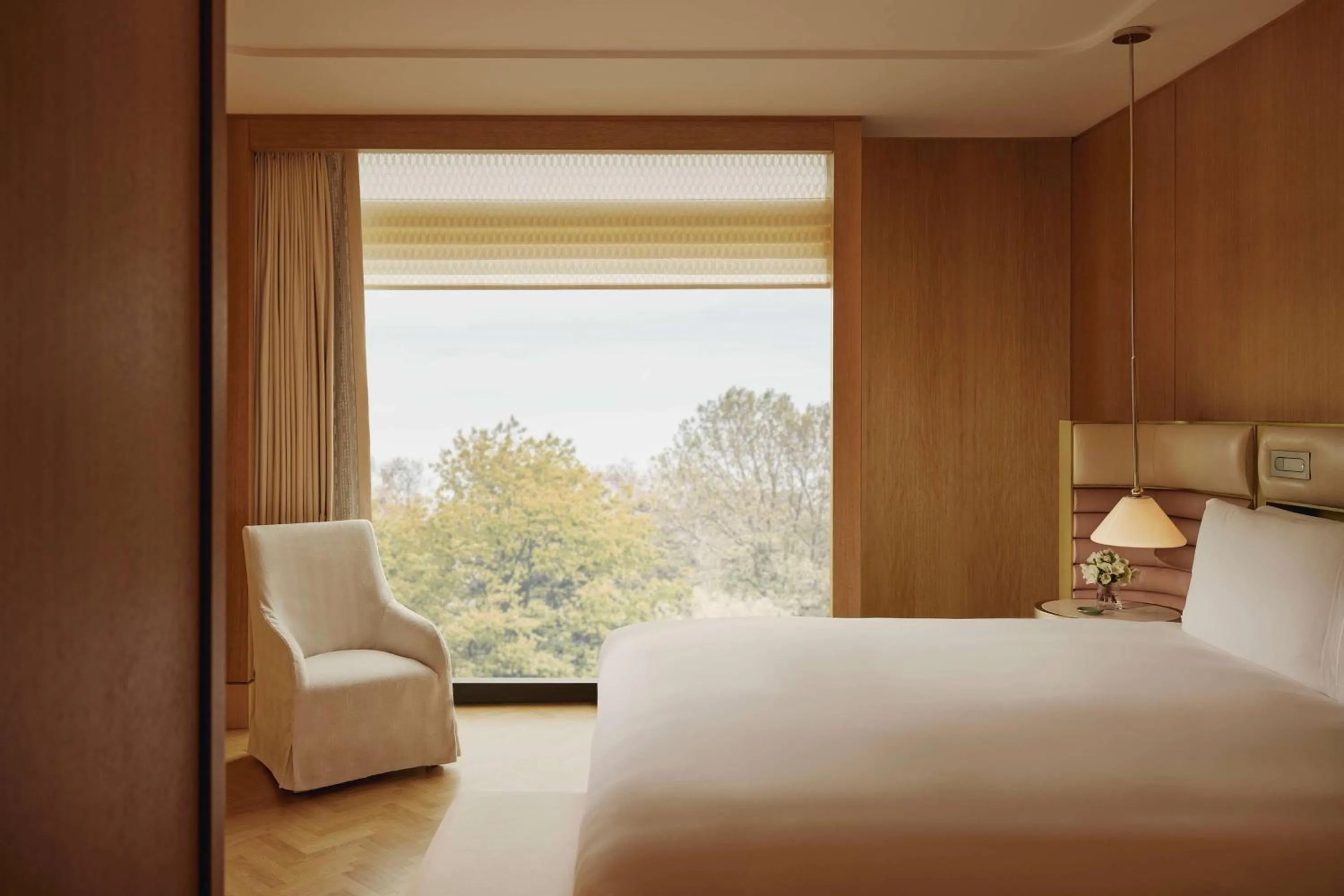 Photo of the whole room, Bed in The Emory, Maybourne