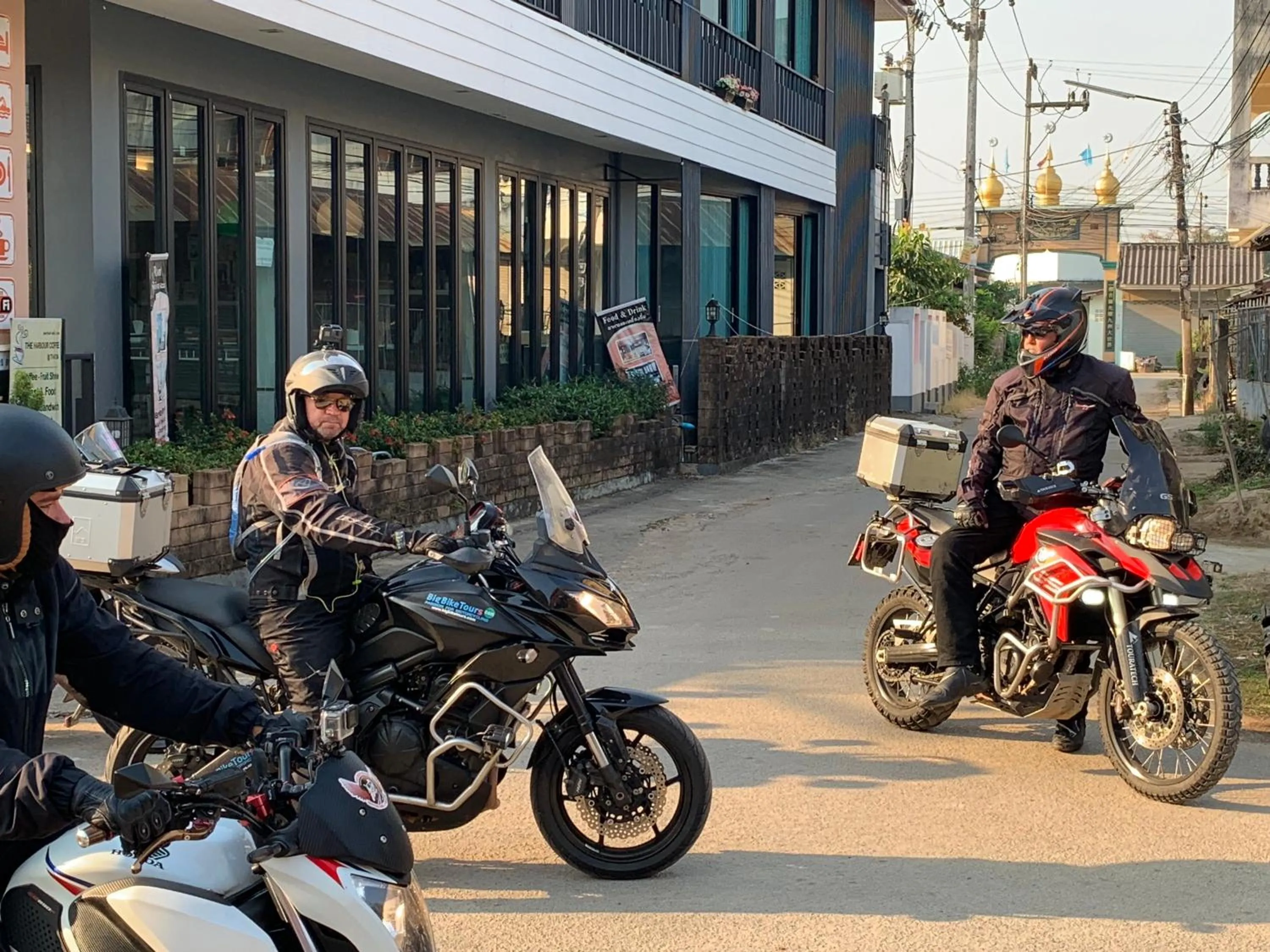 group of guests in Saranya River House สรัญญาริเวอร์เฮาส์