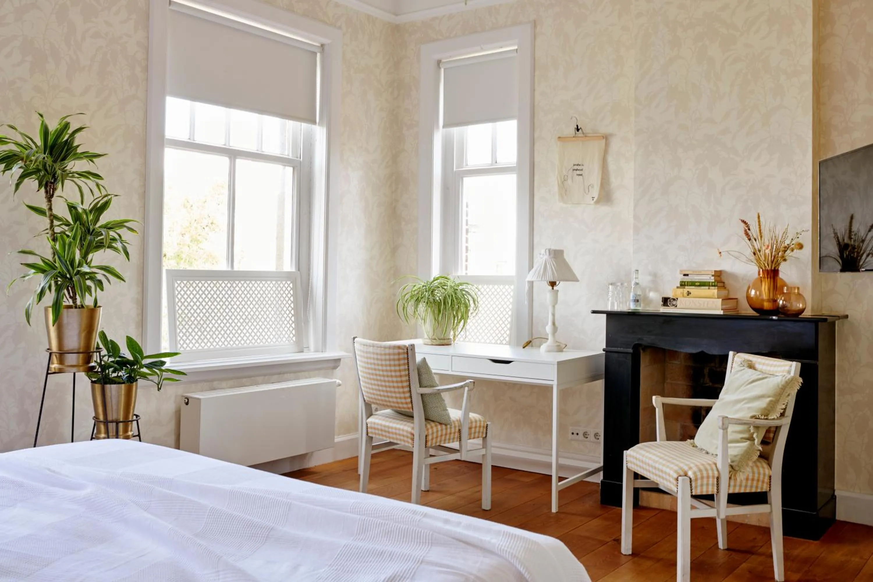 Living room, Bed in Hotel Station Amstelveen