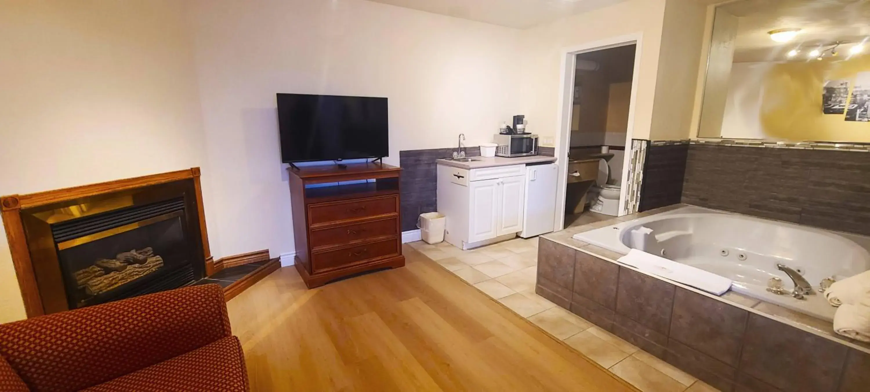 King Suite with Spa Bath in Riviera Inn And Suites 1000 Islands King Suite with Spa Bath in Riviera Inn And Suites 1000 Islands