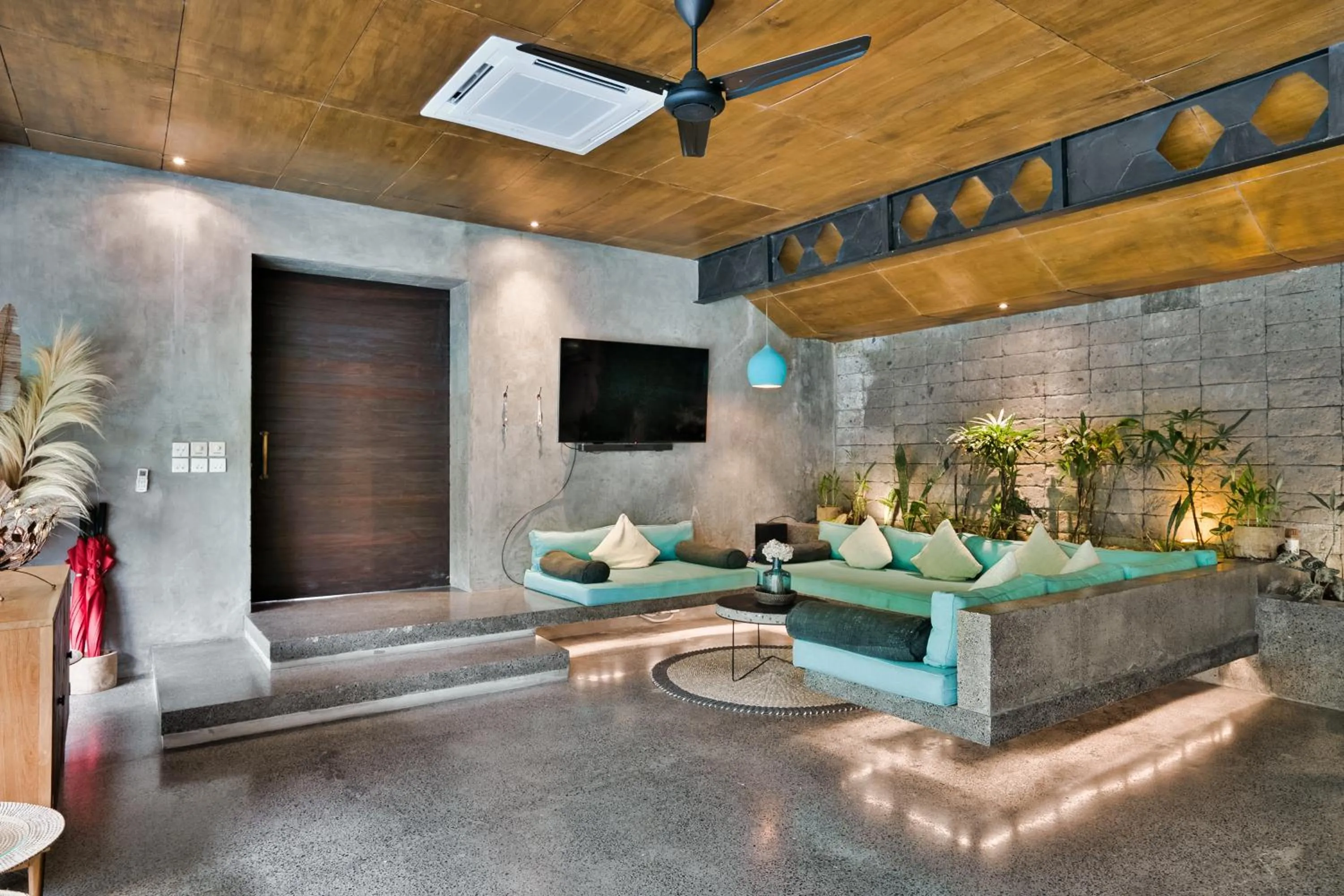 Communal lounge/ TV room in Love Supreme Villa by Betterplace