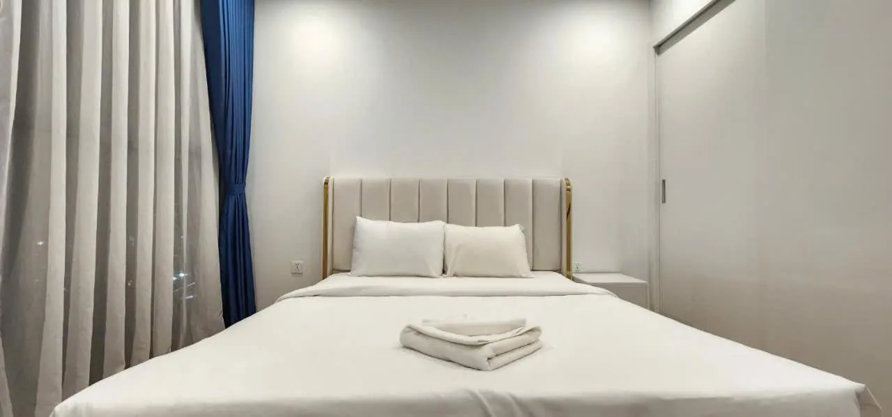 Bedroom, Bed in Vinhomes Skylake