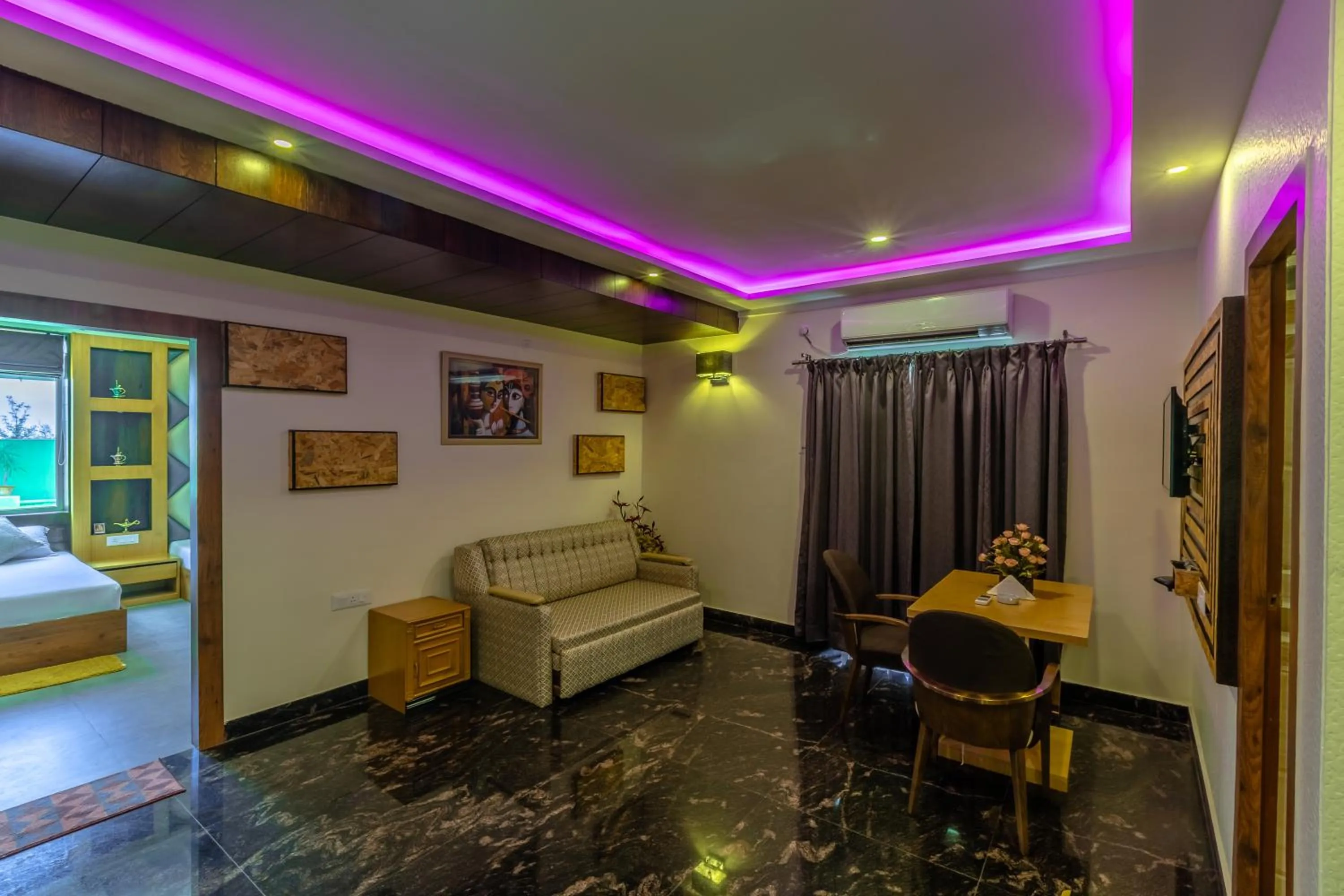 Living room, Bed in The Piku's Inn