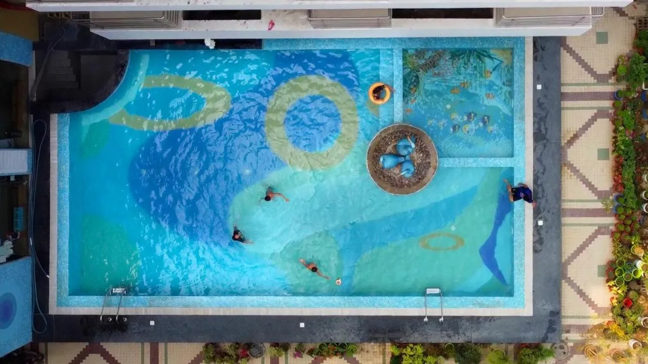 Swimming pool in The Piku's Inn