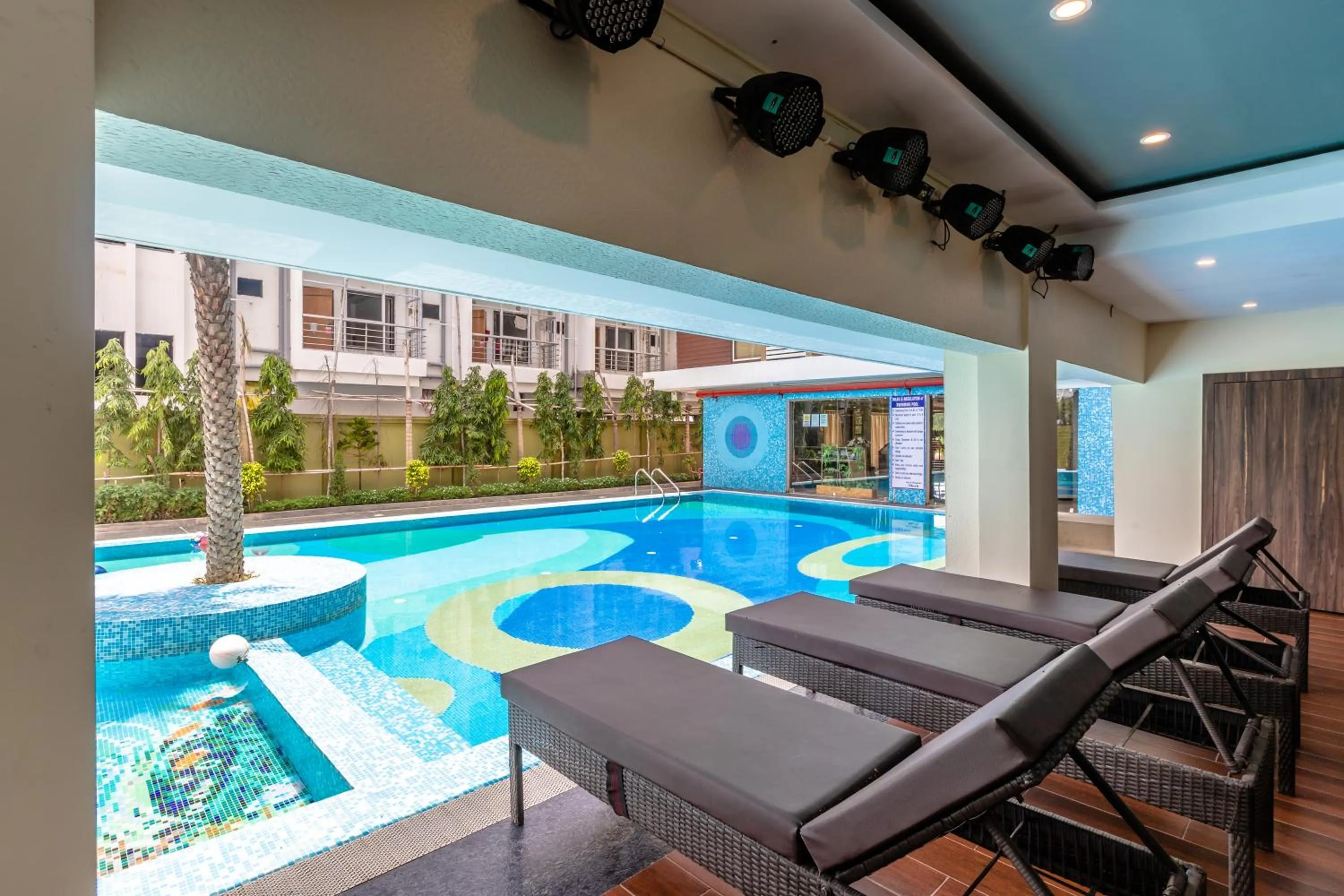 Swimming pool in The Piku's Inn