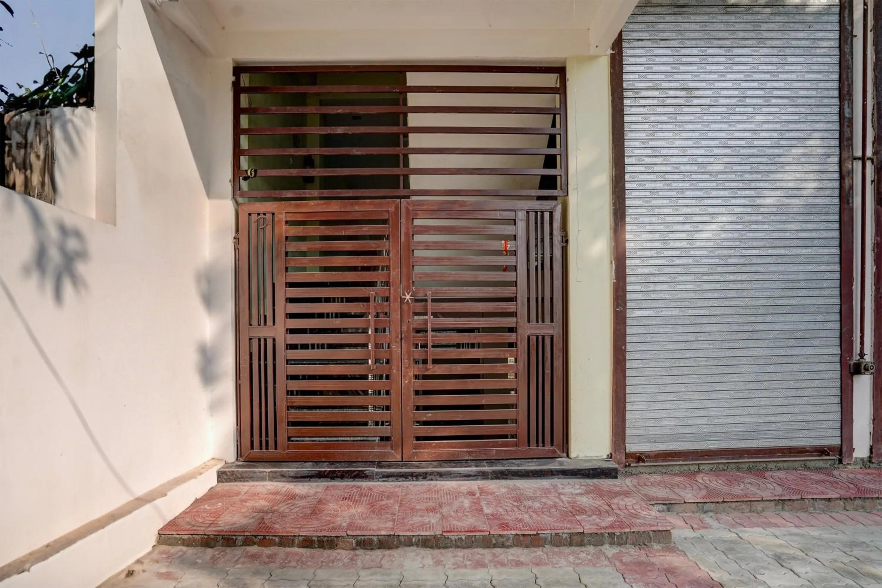 Facade/entrance in Hotel O by OYO Hira Royal Palace And Lawn