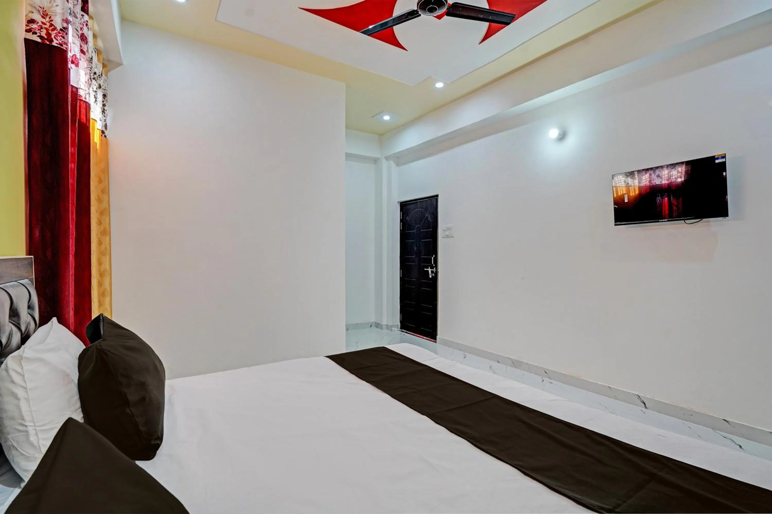 Bedroom, Bed in Hotel O by OYO Hira Royal Palace And Lawn