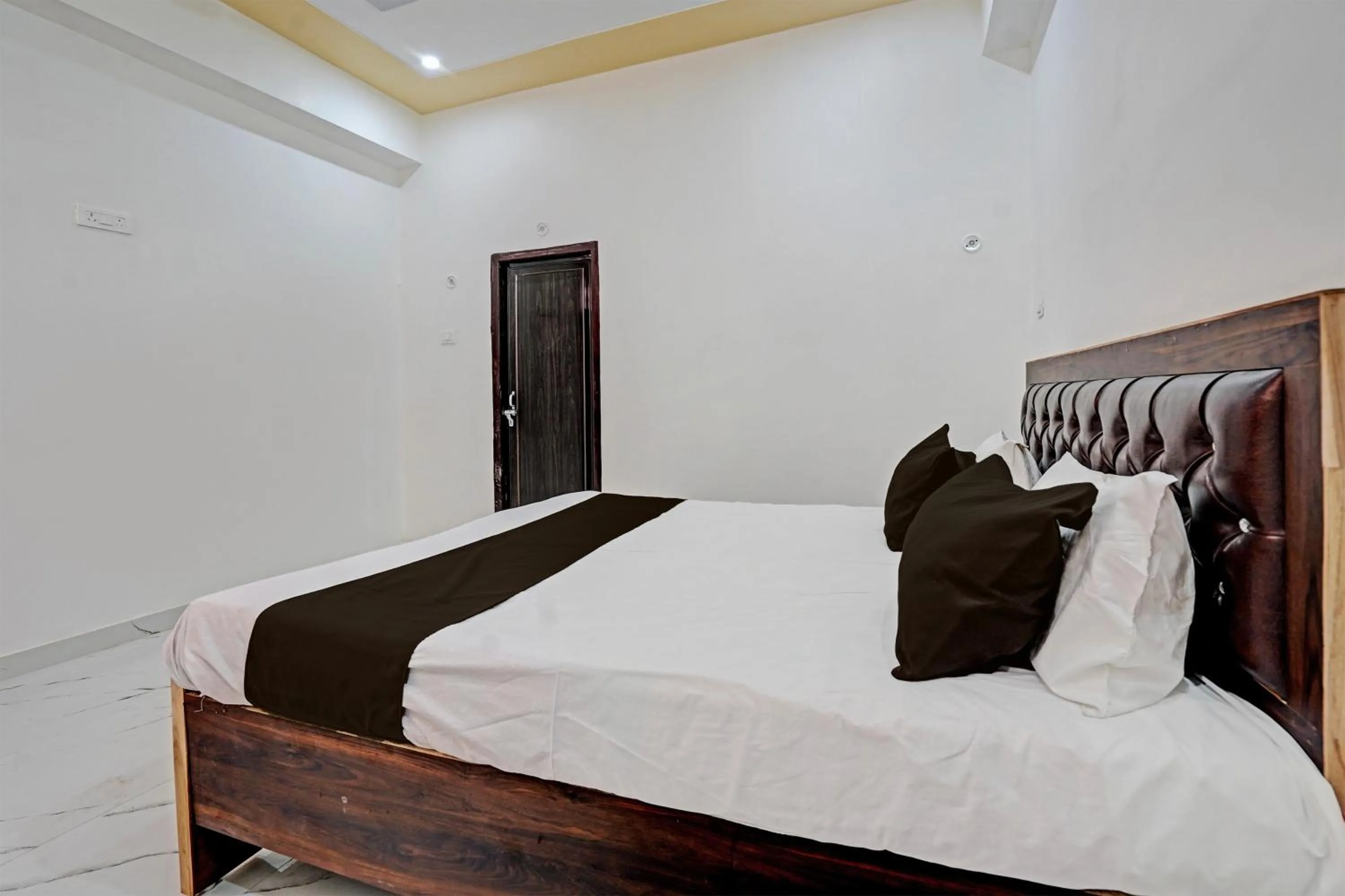 Bedroom, Bed in Hotel O by OYO Hira Royal Palace And Lawn
