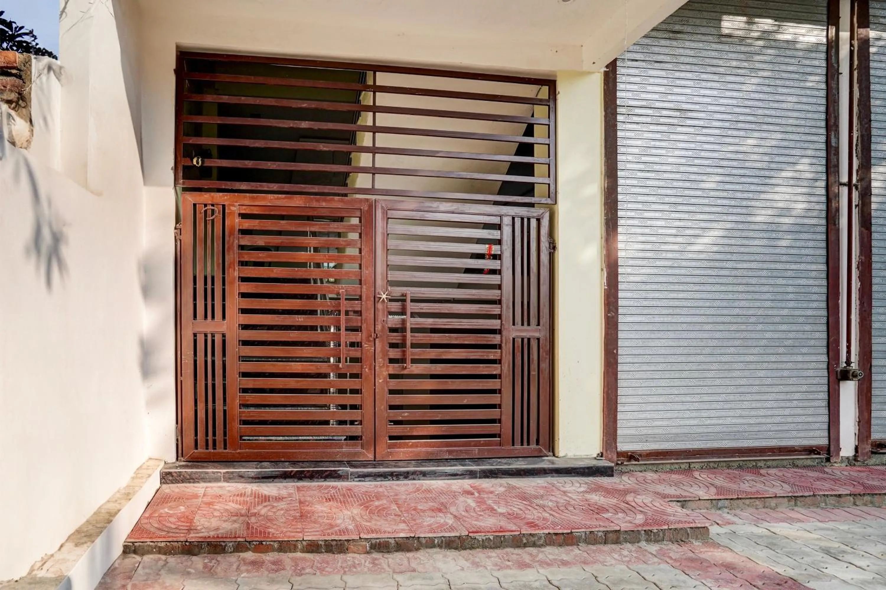 Facade/entrance in Hotel O by OYO Hira Royal Palace And Lawn