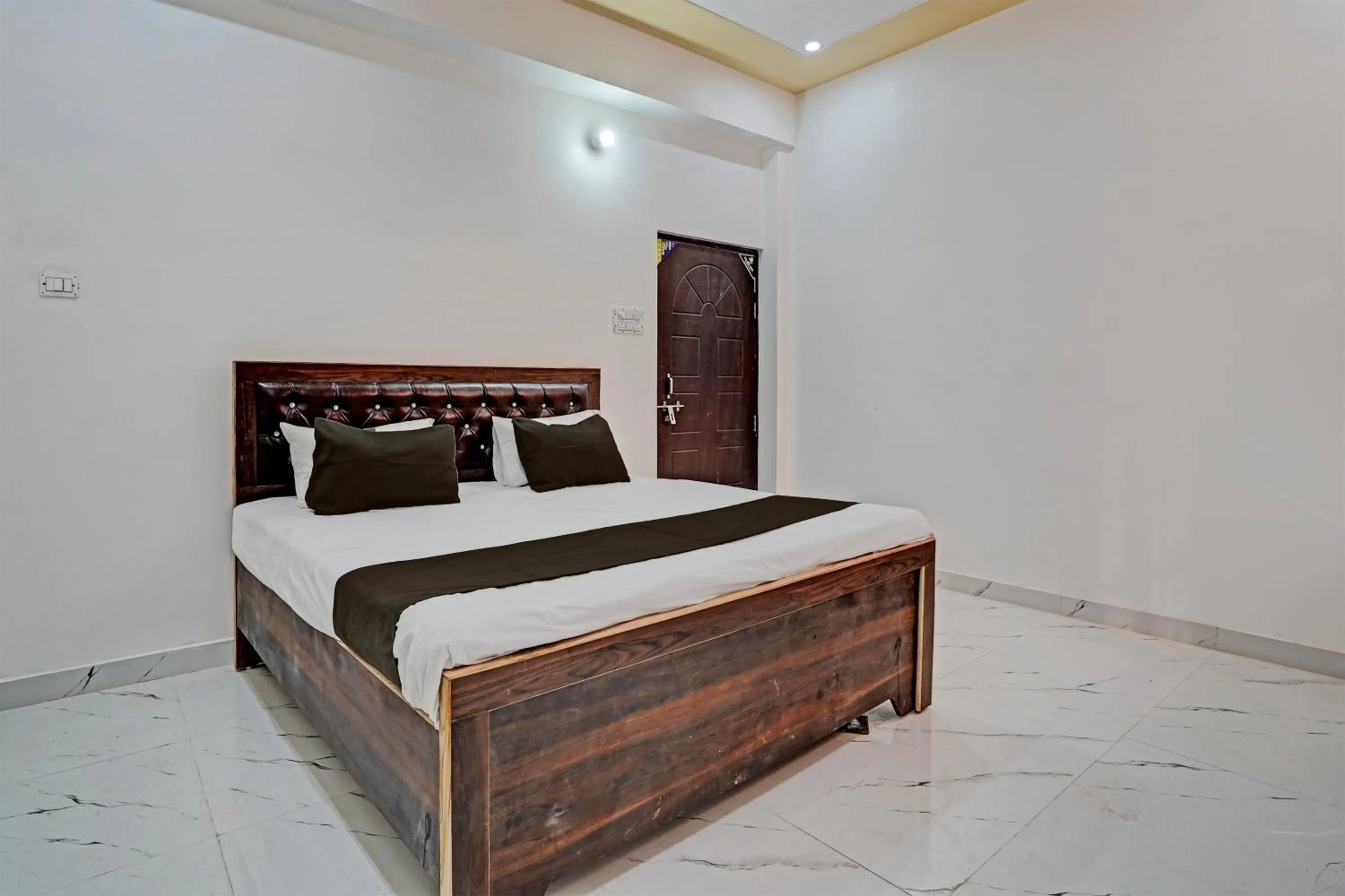 Bedroom, Bed in Hotel O by OYO Hira Royal Palace And Lawn