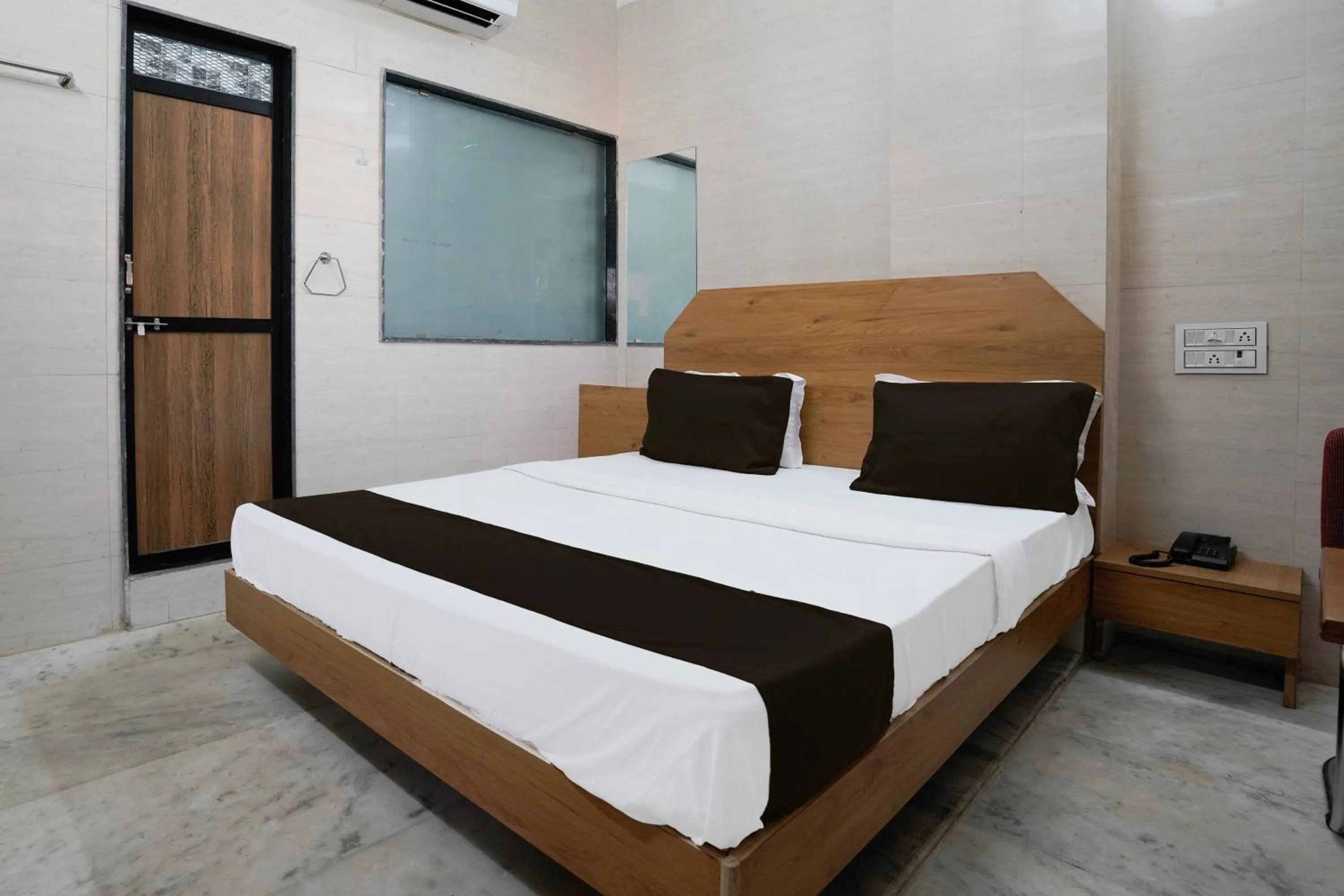 Facade/entrance, Bed in Hotel O H.R.KING HOTEL