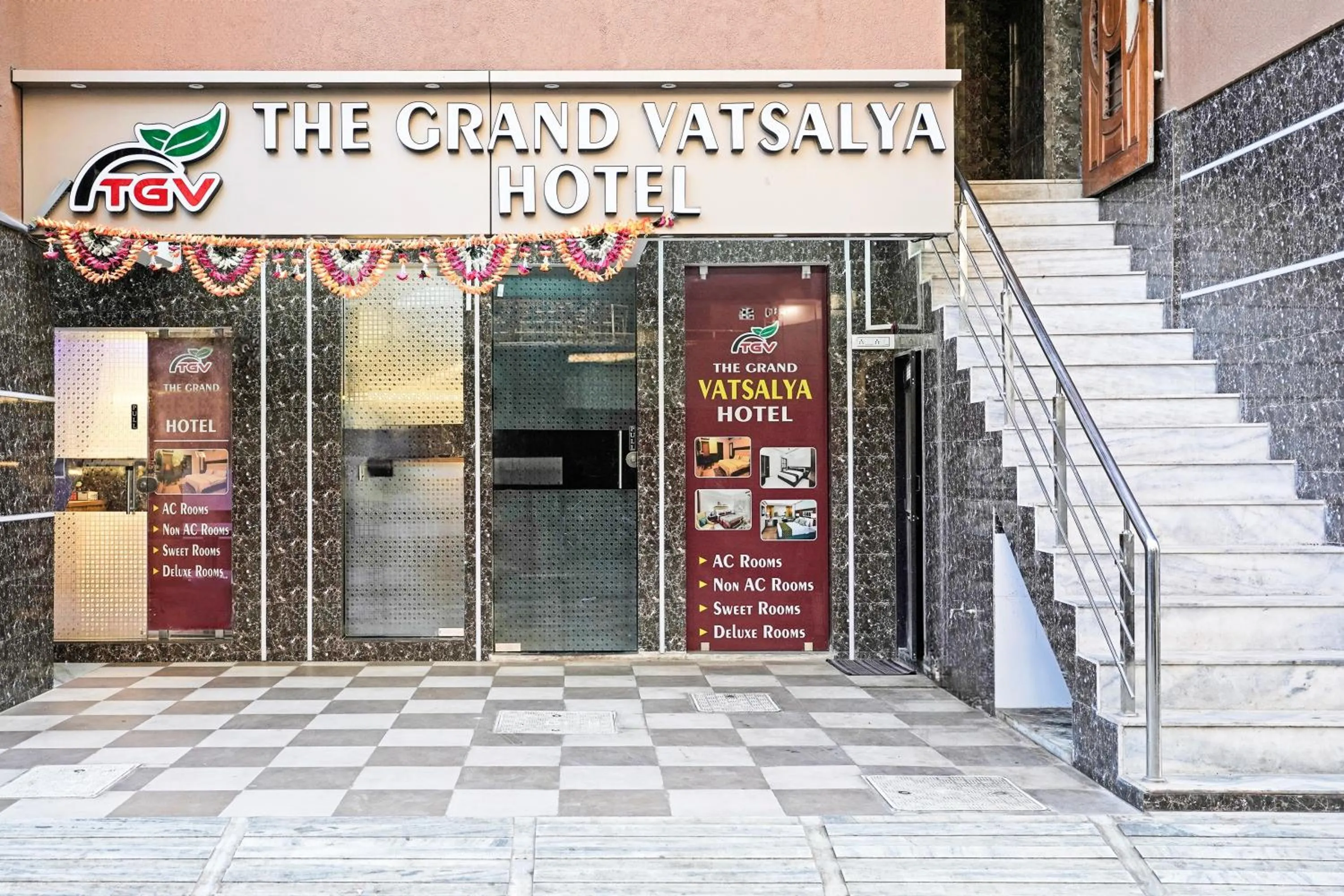 Facade/entrance in Hotel O H.R.KING HOTEL