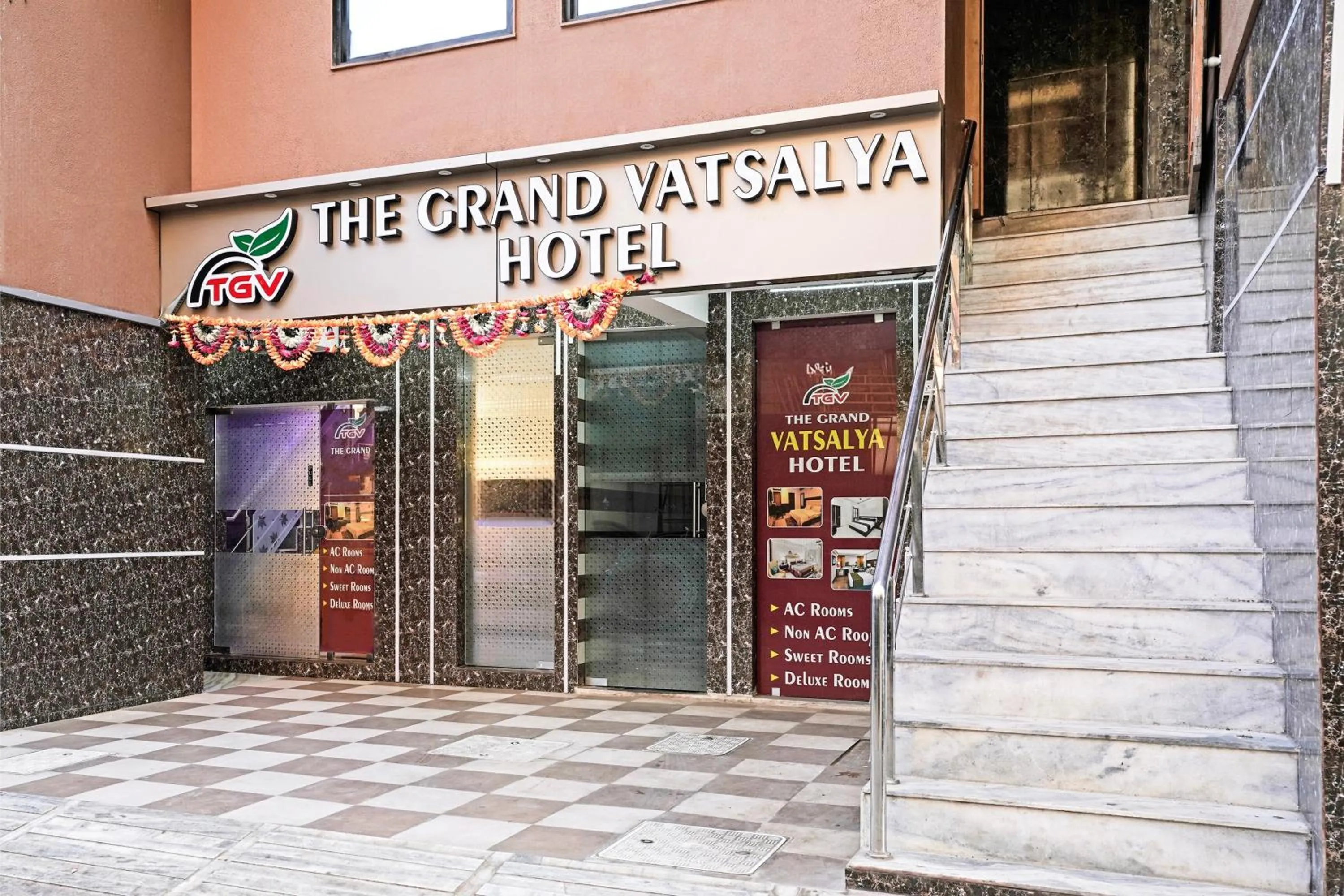 Facade/entrance in Hotel O H.R.KING HOTEL