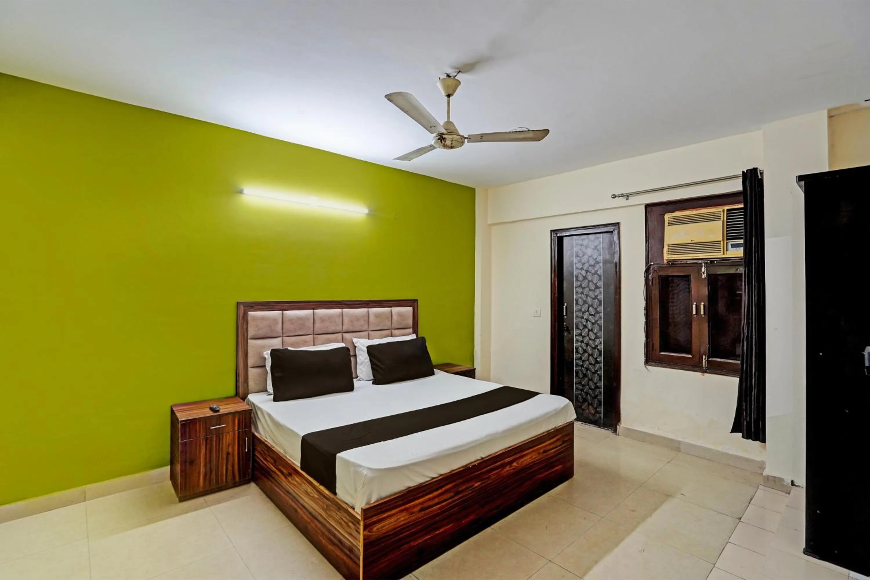 Bedroom, Bed in Hotel O HOTEL CROWN 15