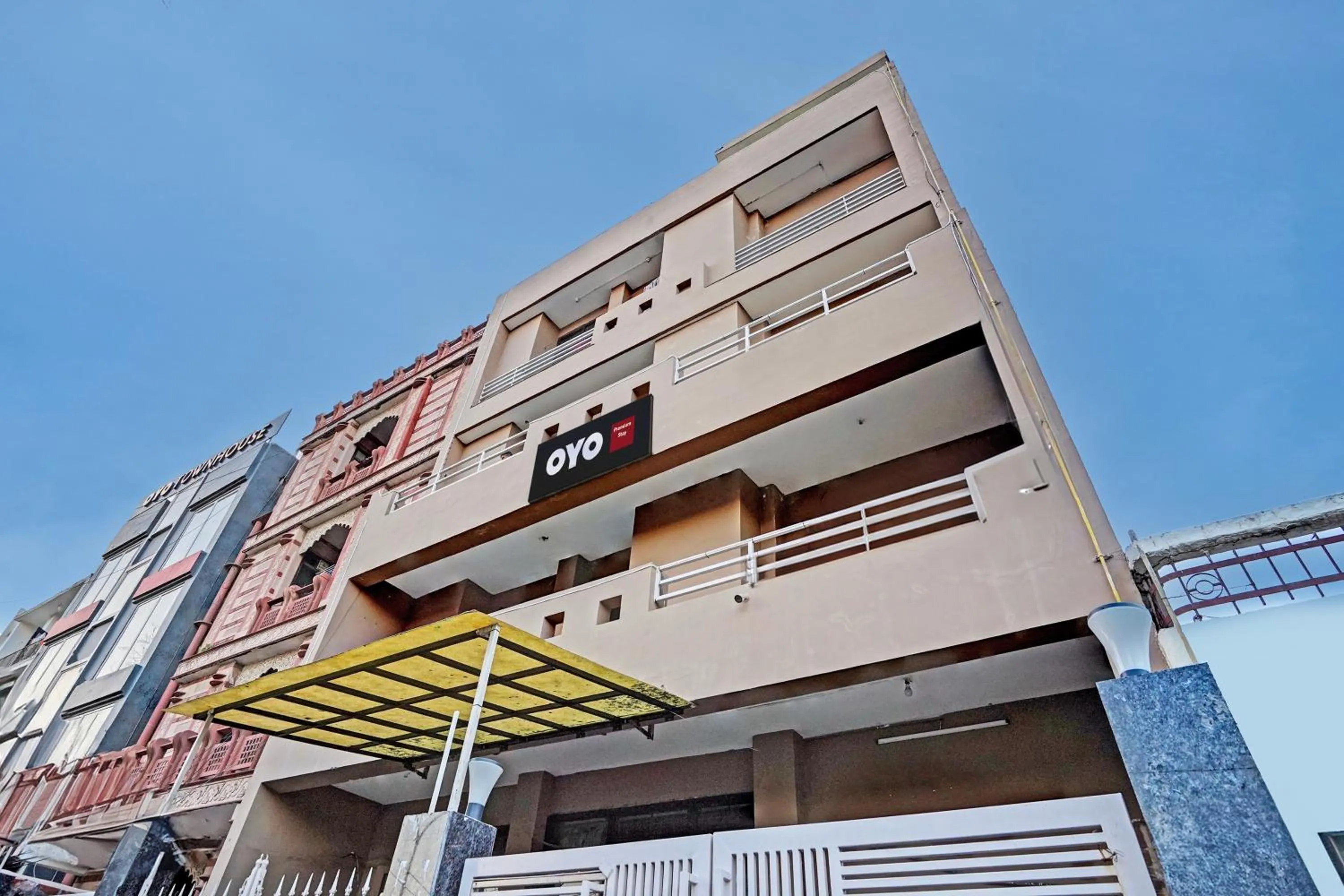 Facade/entrance in Hotel O HOTEL CROWN 15