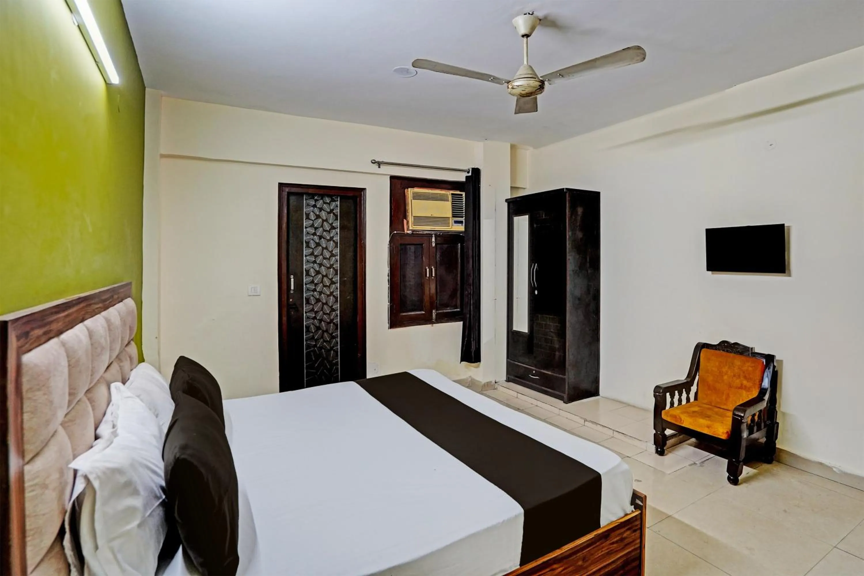 Bedroom, Bed in Hotel O HOTEL CROWN 15