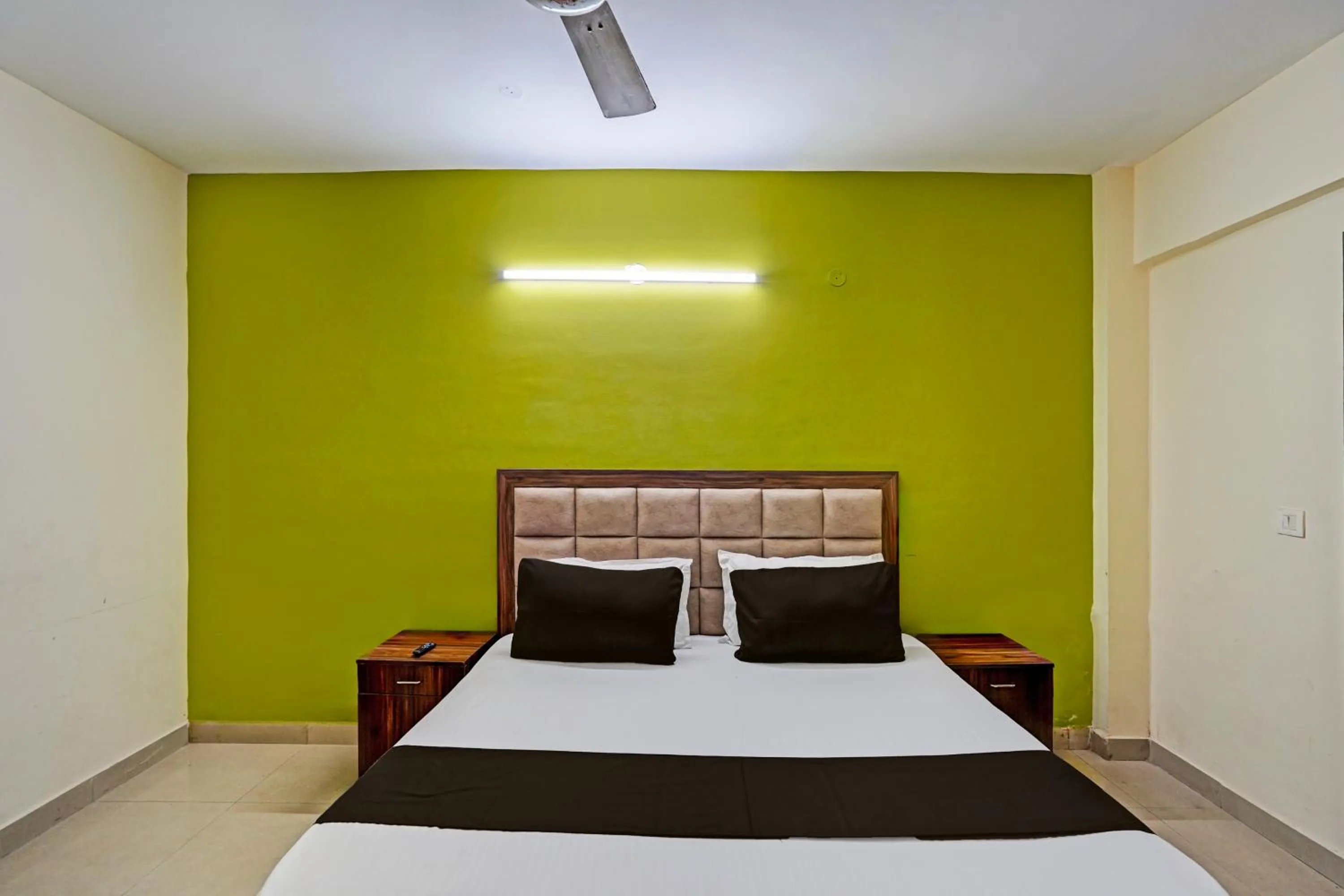 Bedroom, Bed in Hotel O HOTEL CROWN 15