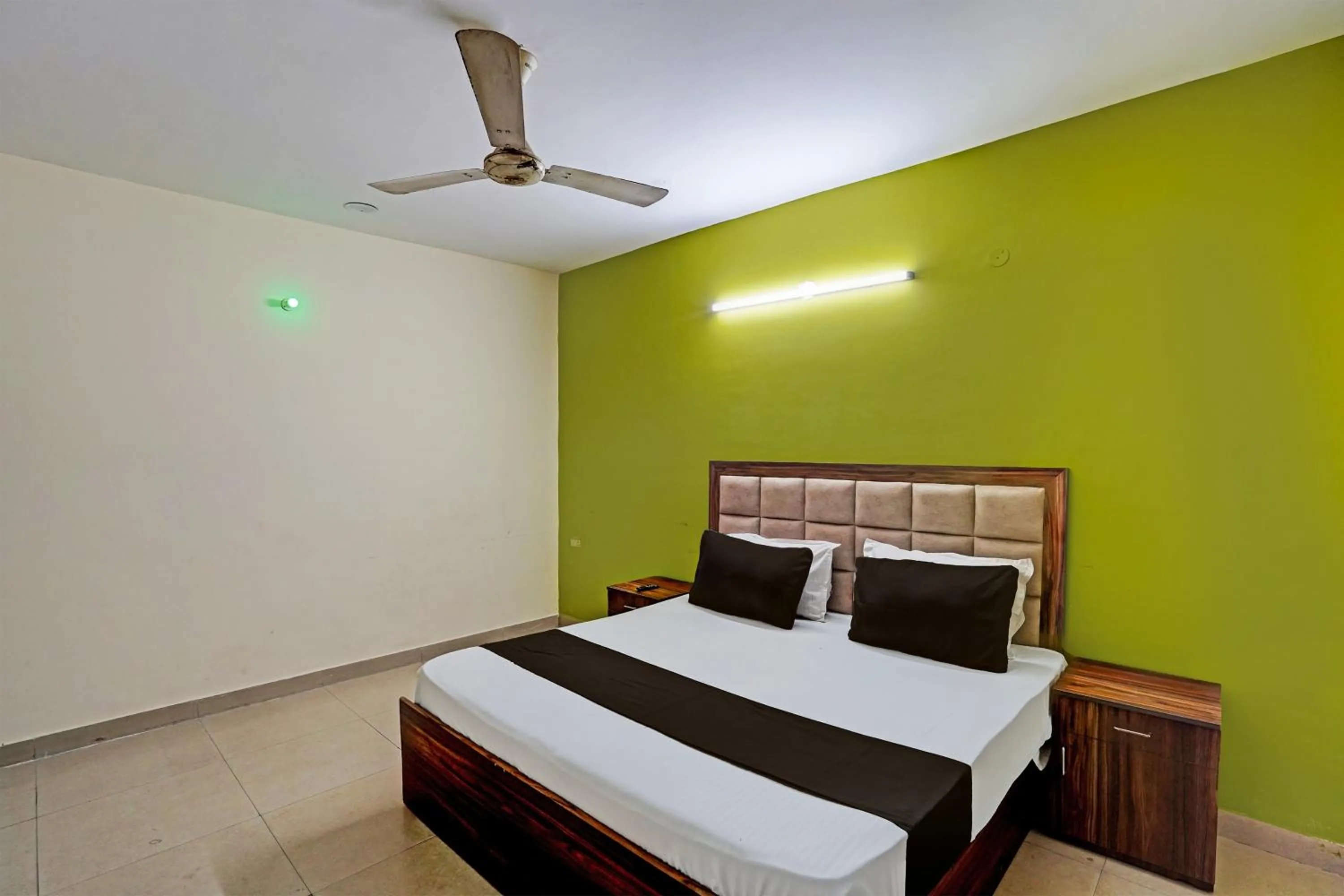 Bedroom, Bed in Hotel O HOTEL CROWN 15