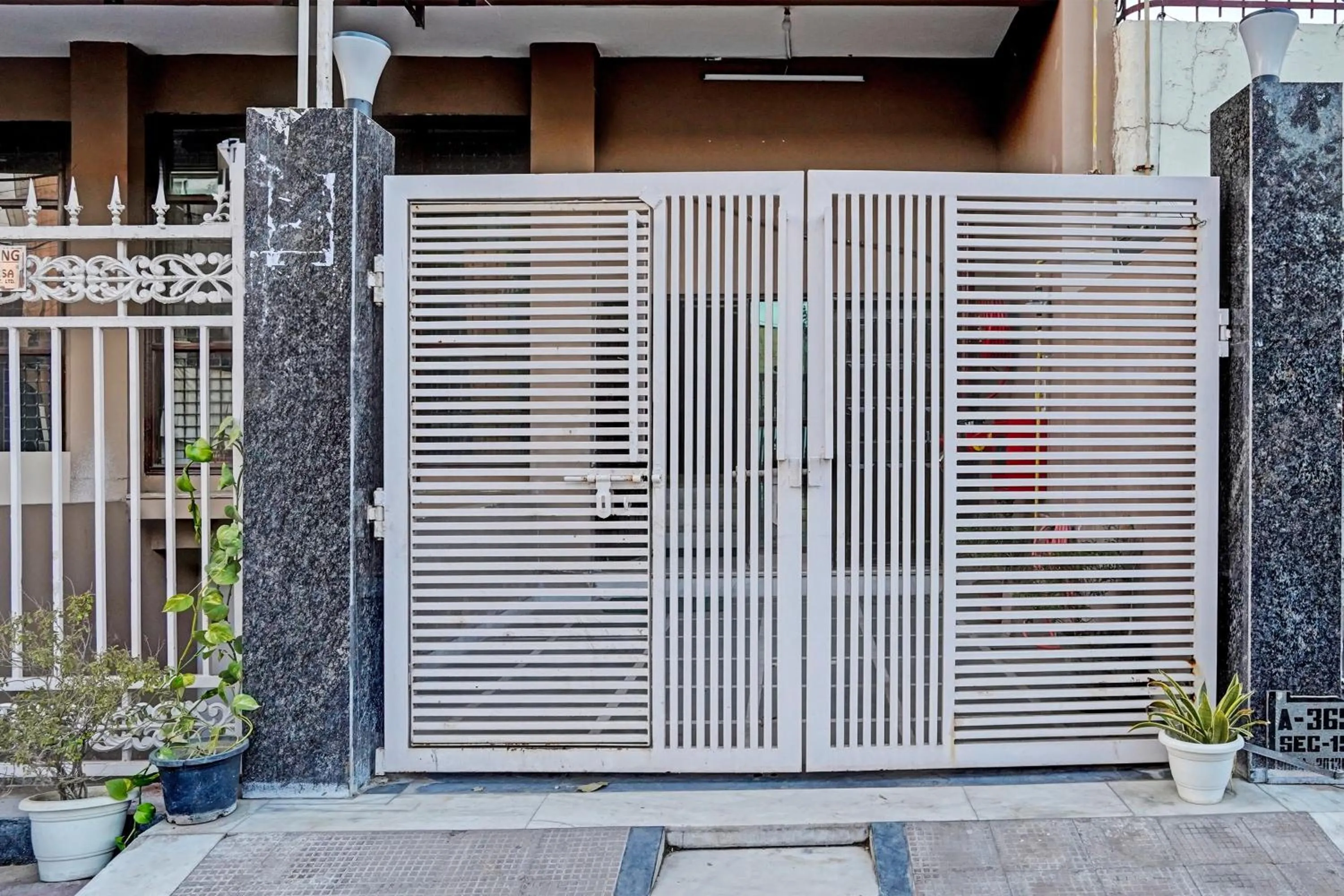 Facade/entrance in Hotel O HOTEL CROWN 15