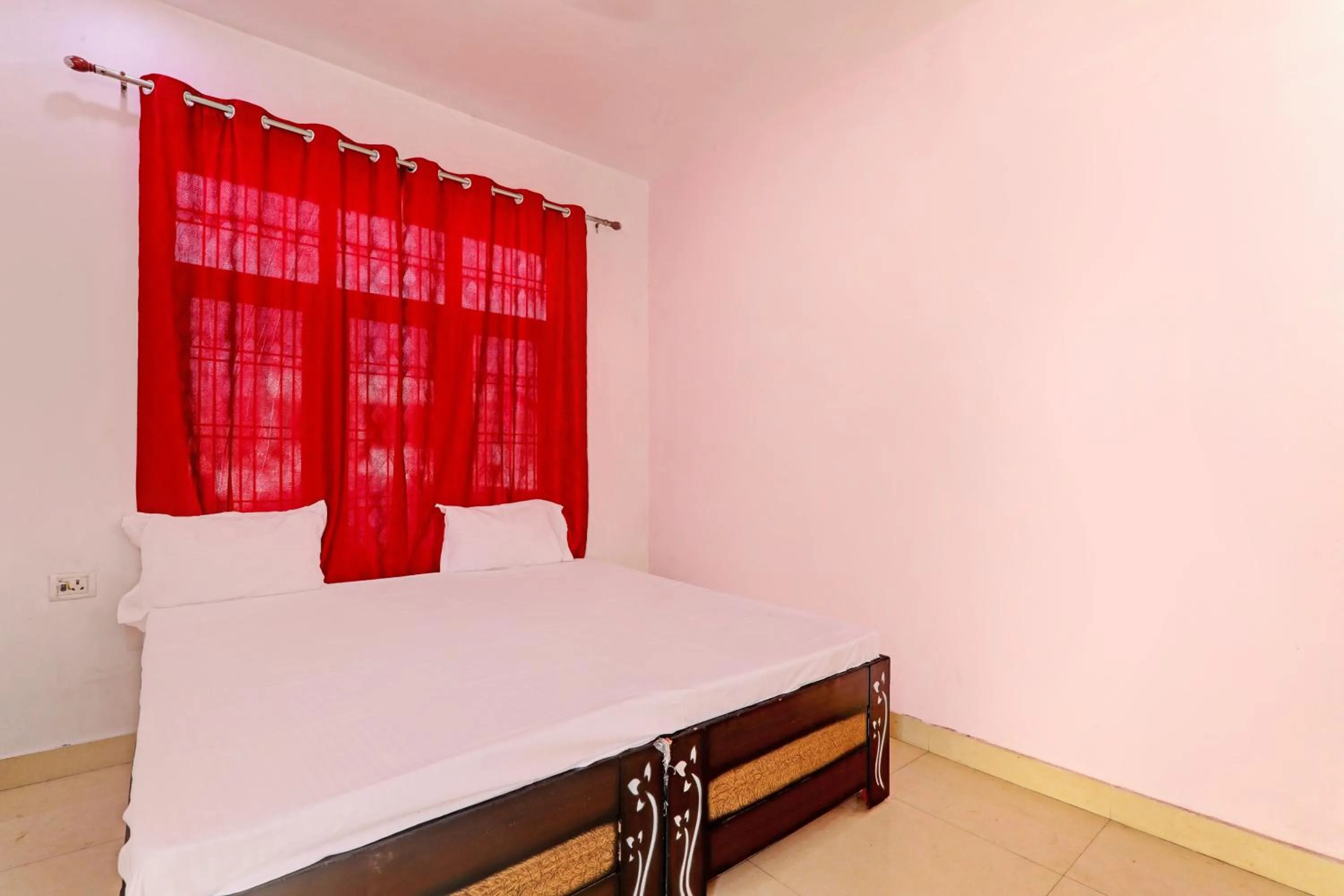 Bedroom, Bed in Hotel O Jankipuram Paradise Hotel