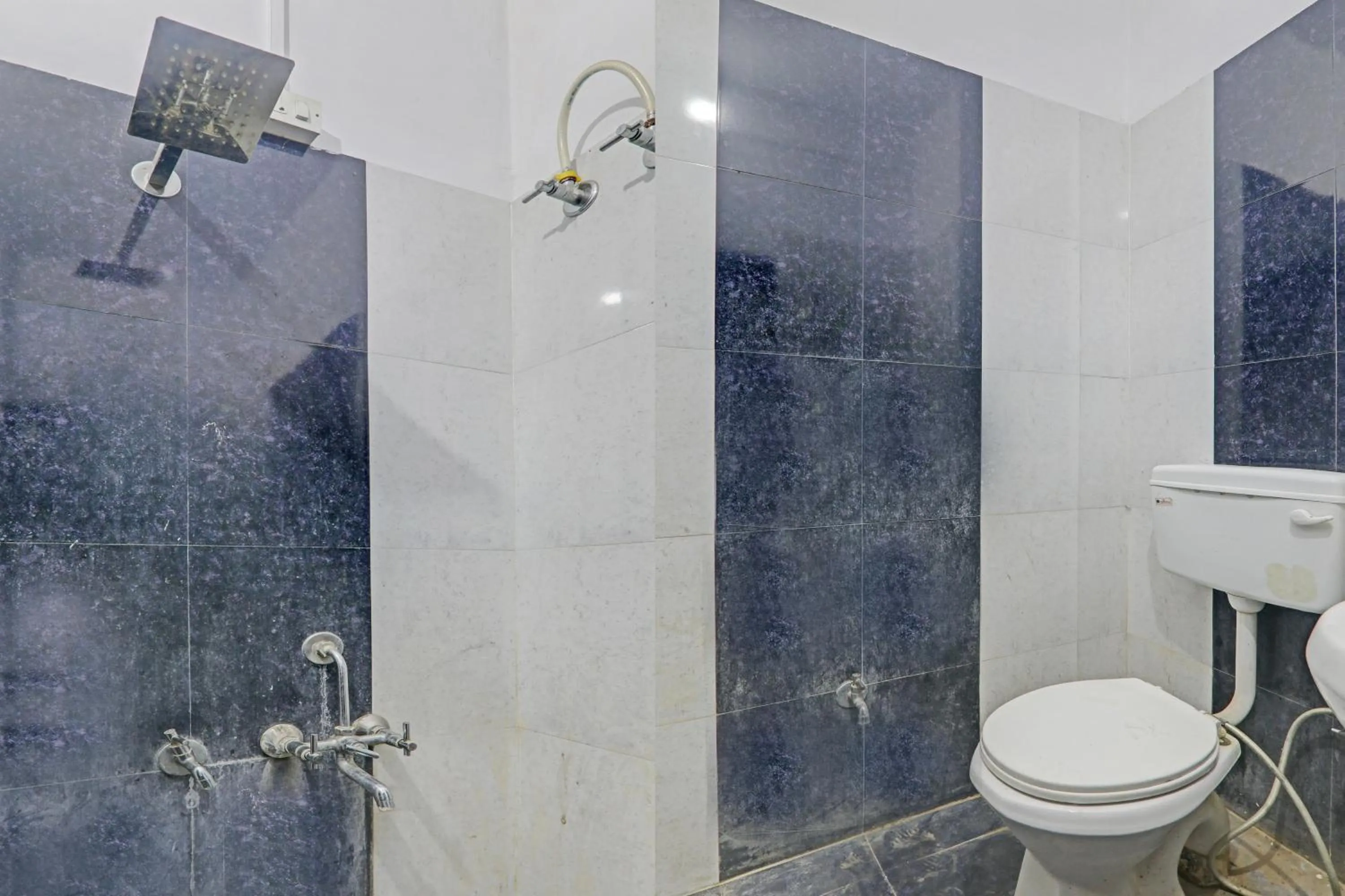 Bathroom in Hotel O Jankipuram Paradise Hotel