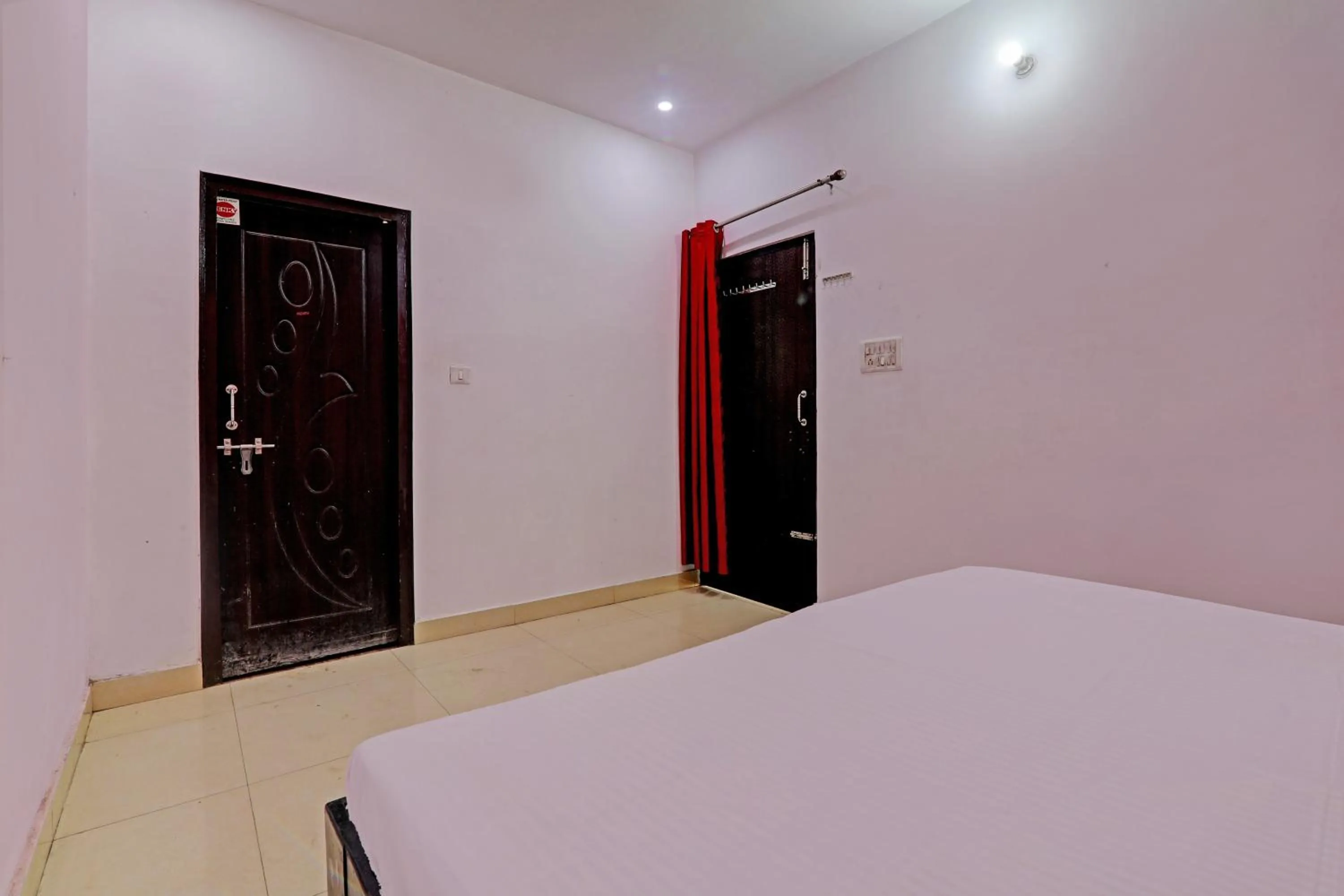 Bedroom, Bed in Hotel O Jankipuram Paradise Hotel