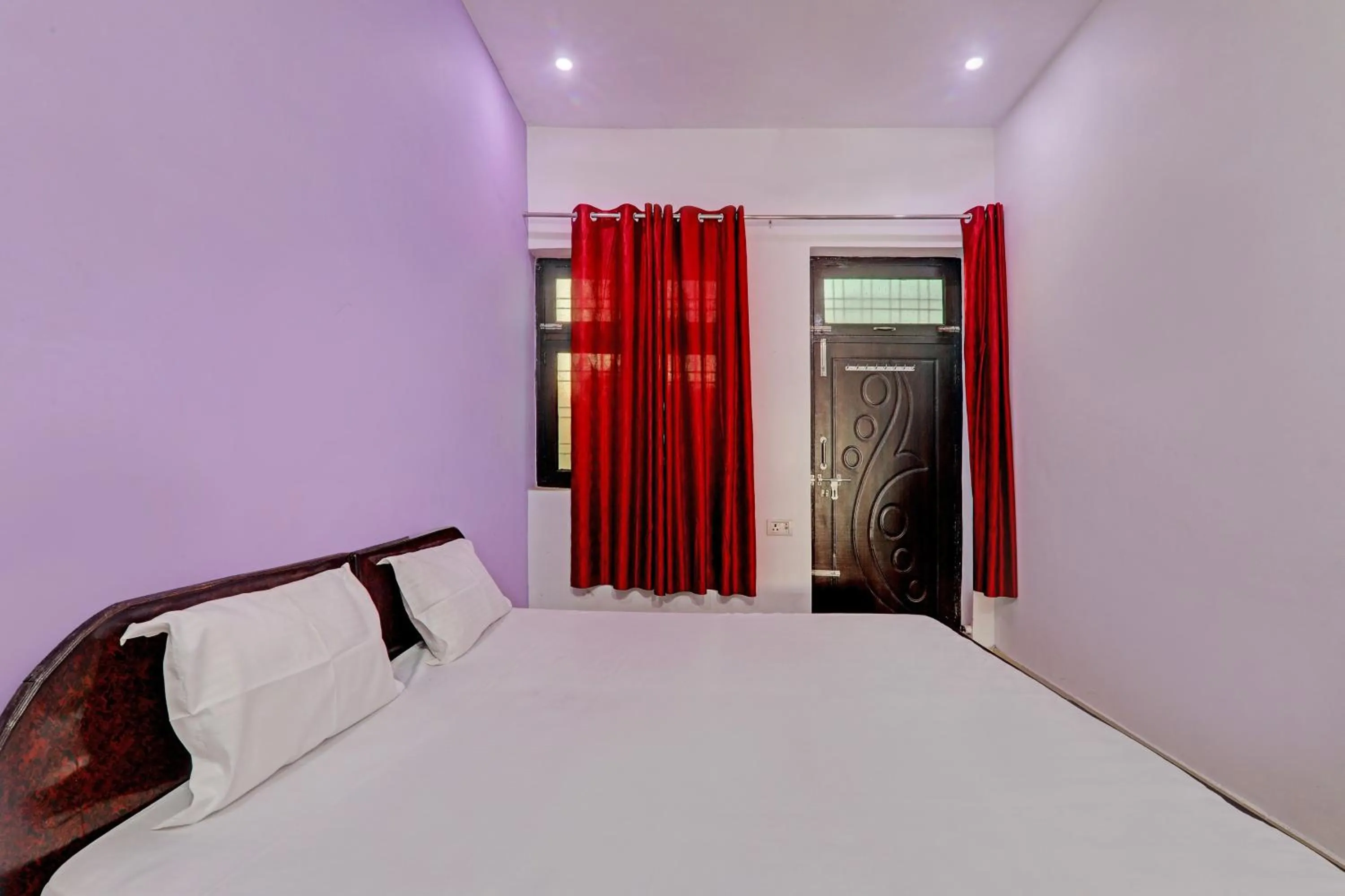 Facade/entrance, Bed in Hotel O Jankipuram Paradise Hotel