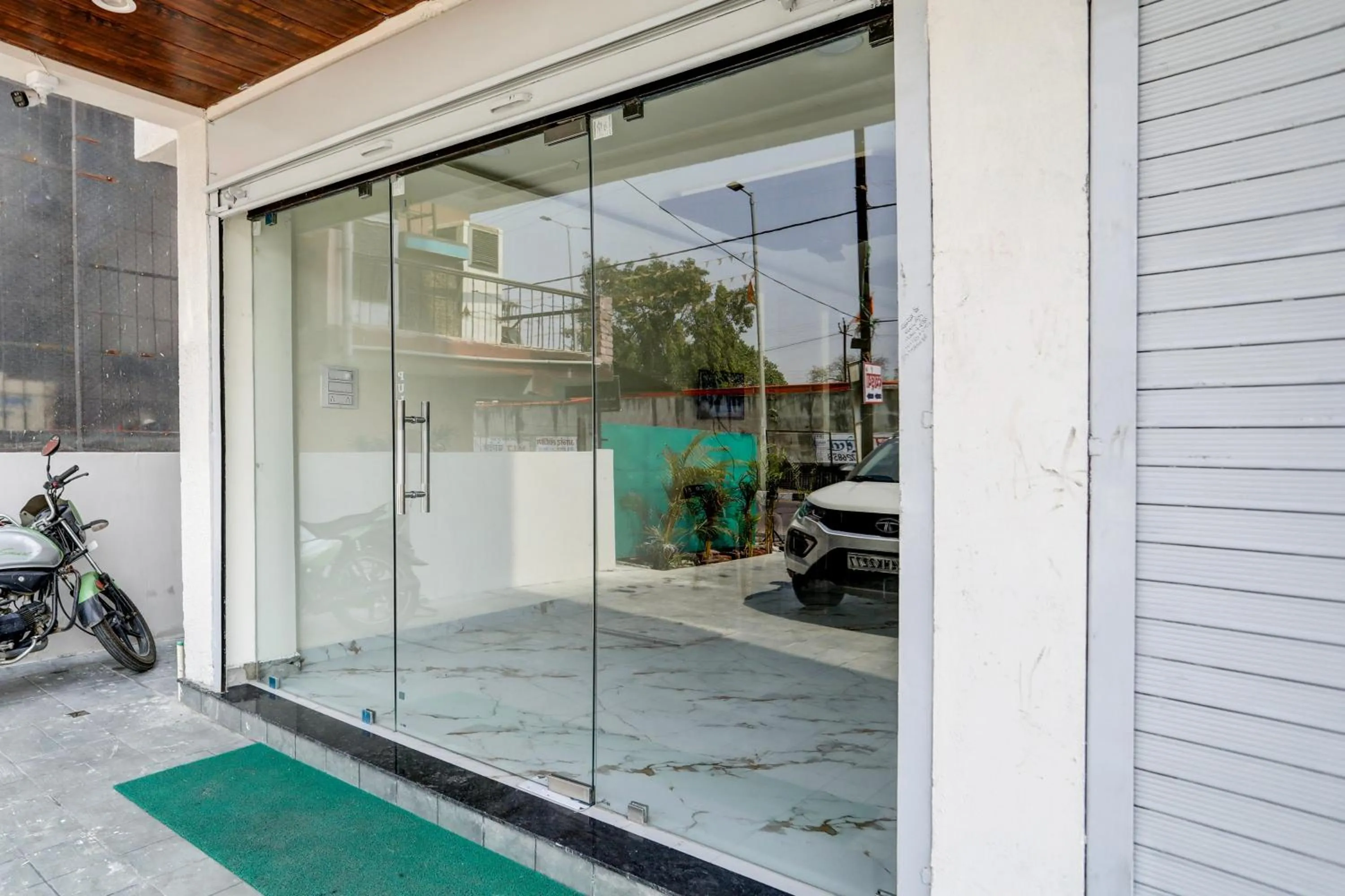 Facade/entrance in Hotel O highway blues