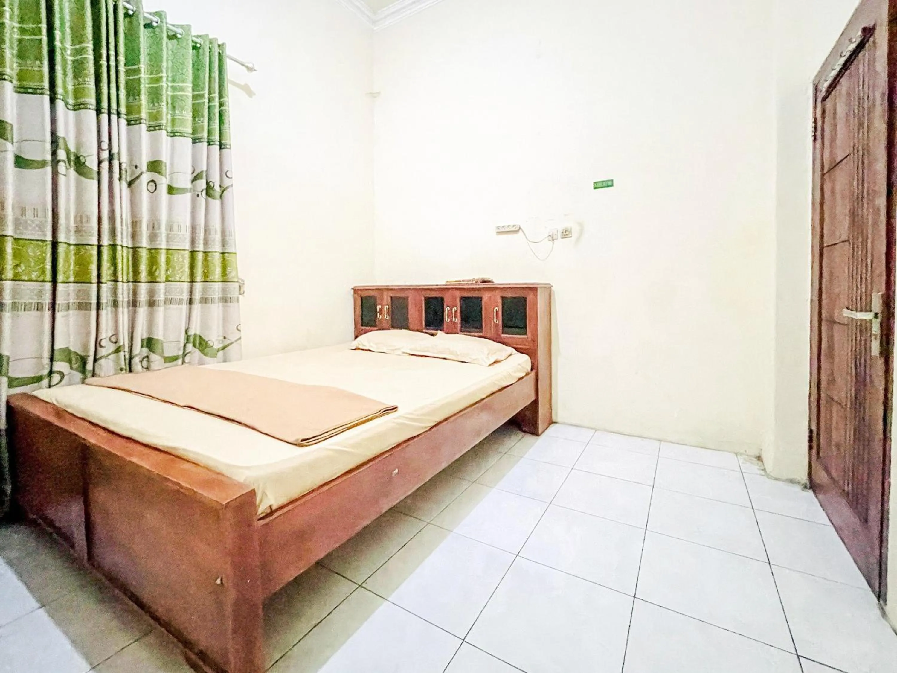 Bedroom, Bed in Wisma Air Mancur Malang Mitra RedDoorz