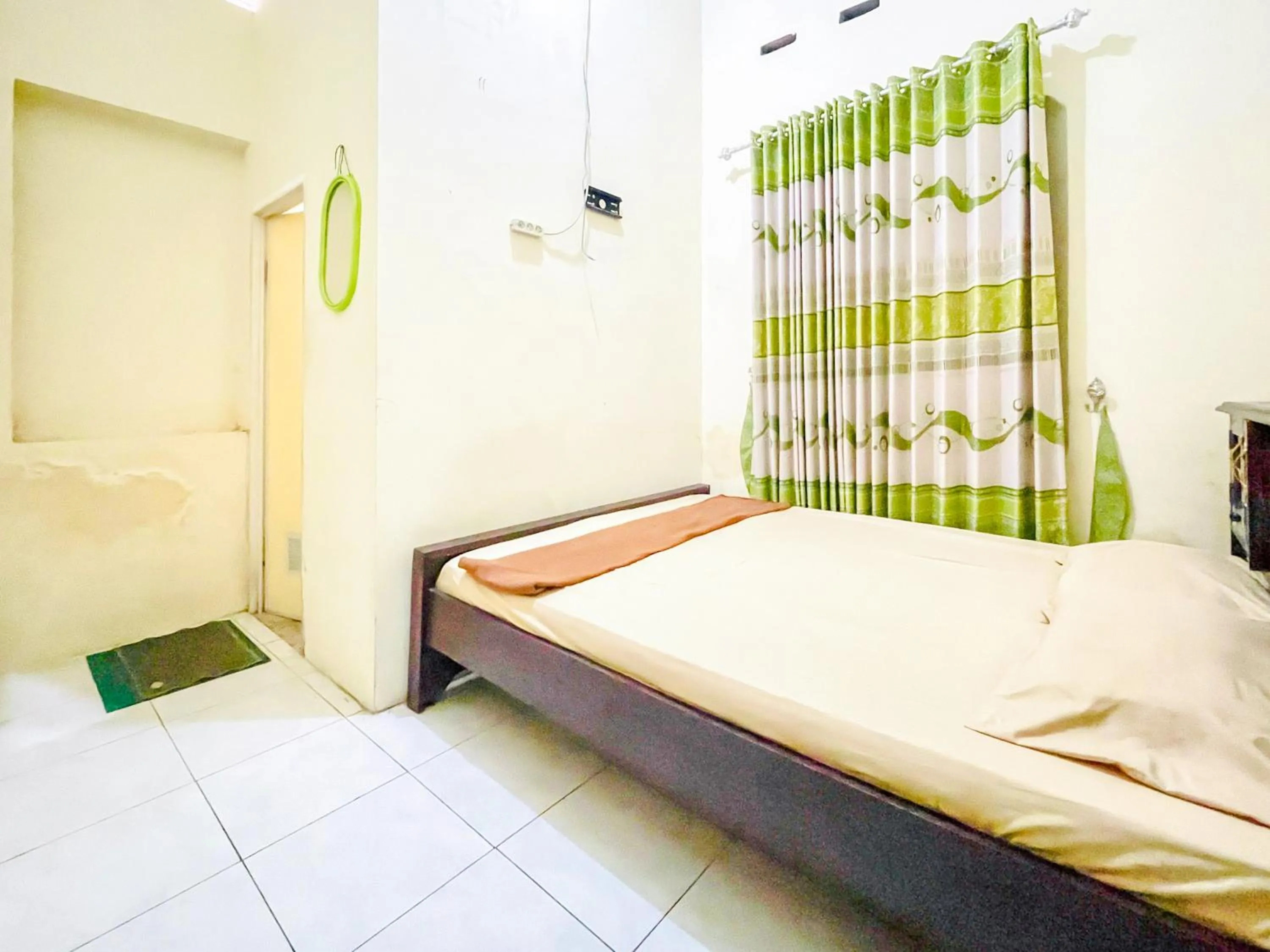 Bedroom, Bed in Wisma Air Mancur Malang Mitra RedDoorz