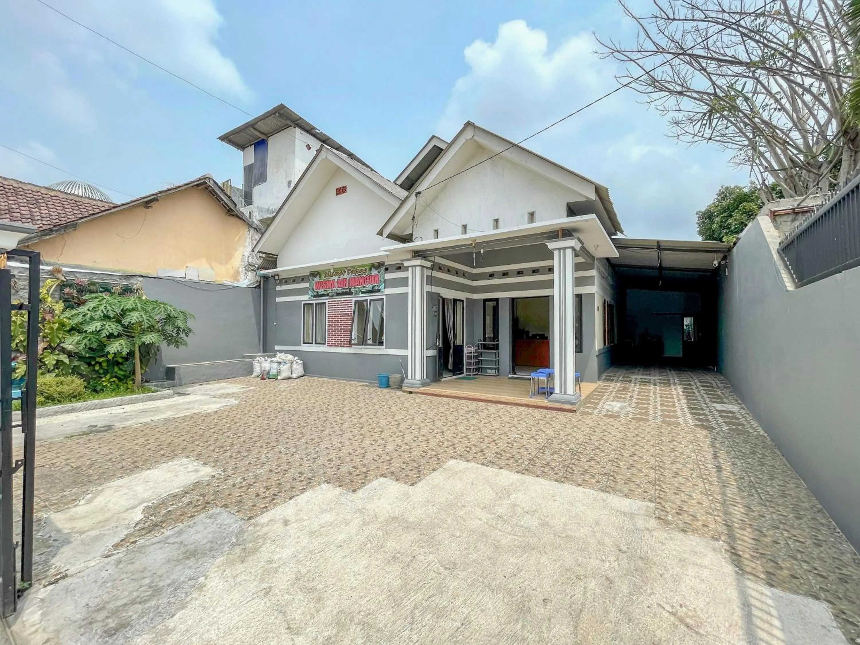 Facade/entrance in Wisma Air Mancur Malang Mitra RedDoorz