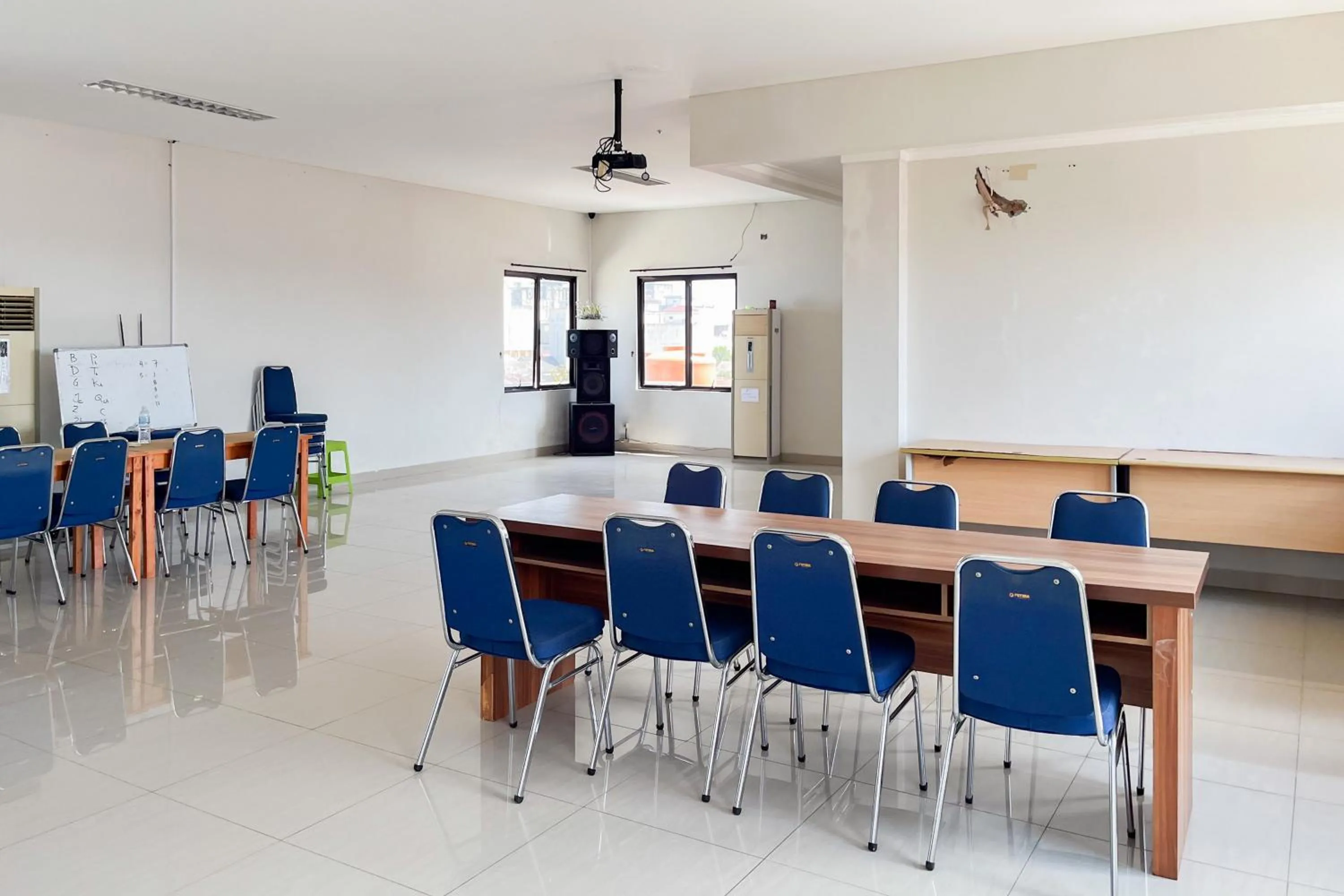 Meeting/conference room in Urbanview Hotel Wongso Pangkal Pinang