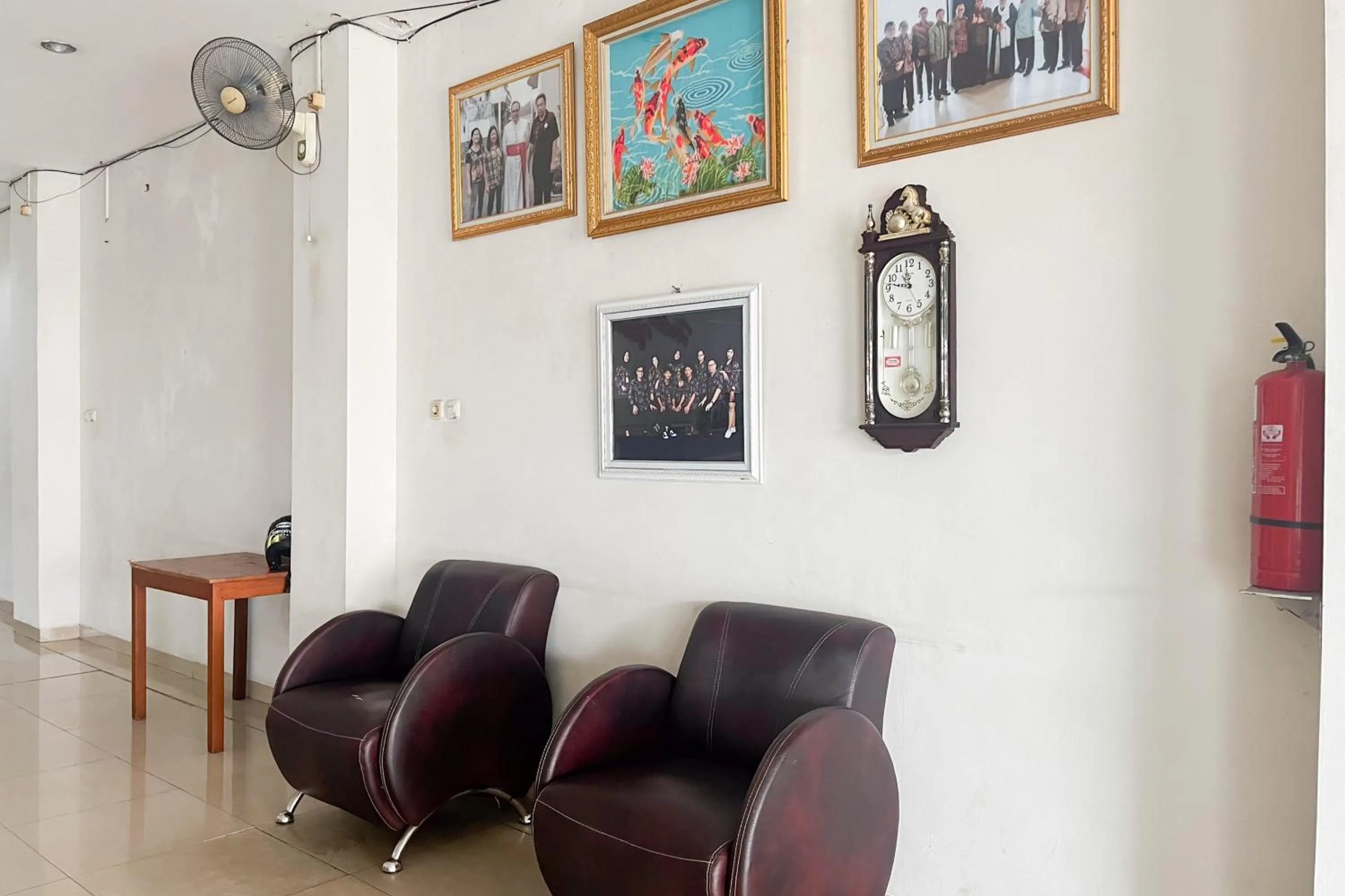 Seating area in Urbanview Hotel Wongso Pangkal Pinang